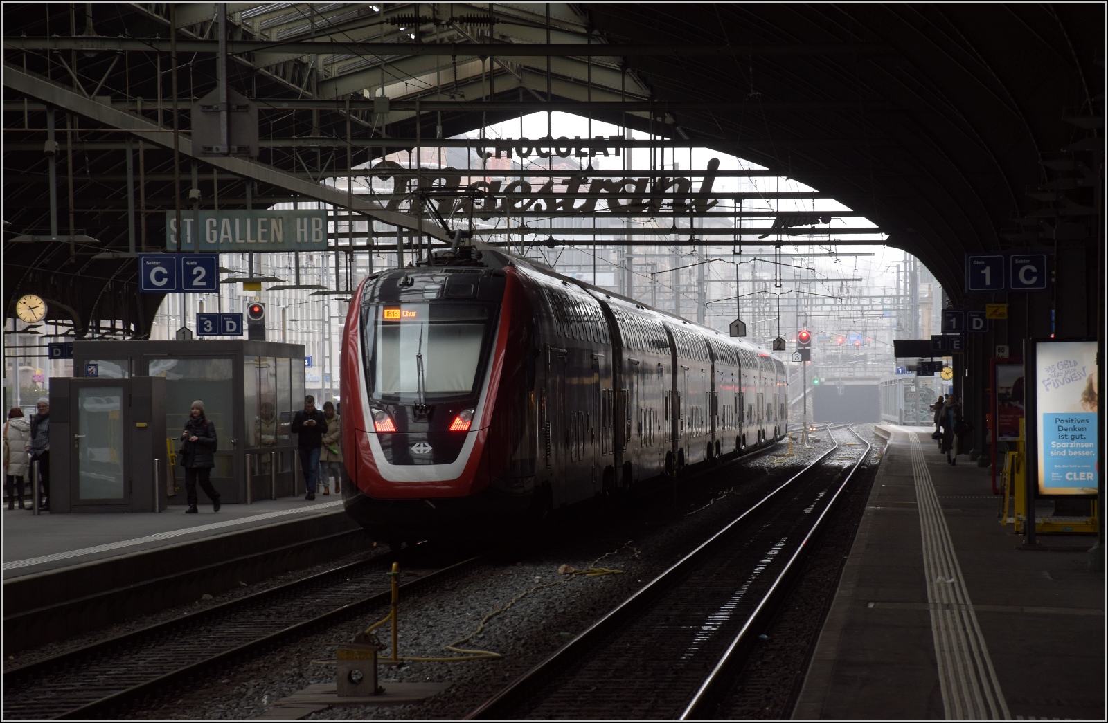 Ein RABe 502 in der Bahnhofshalle von St. Gallen. Februar 2023.