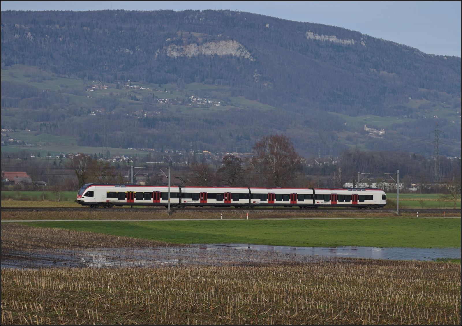 Ein RABe 523 bei Deitingen. Dezember 2023.
