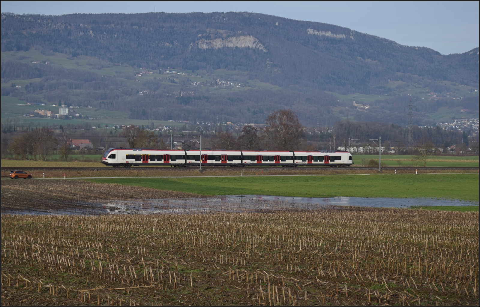Ein RABe 523 bei Deitingen. Dezember 2023.