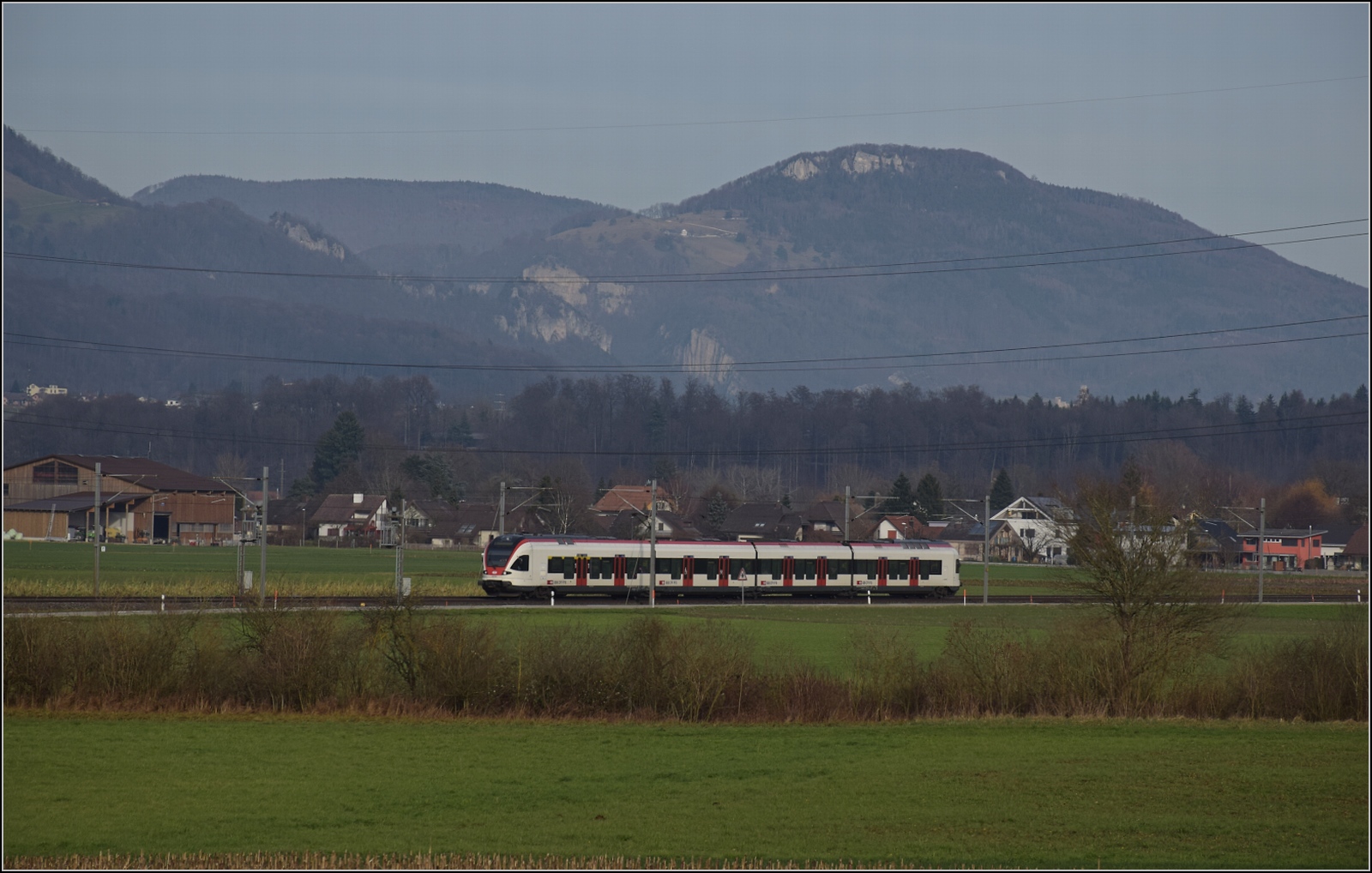 Ein RABe 523 bei Wangen an der Aare. Dezember 2023.