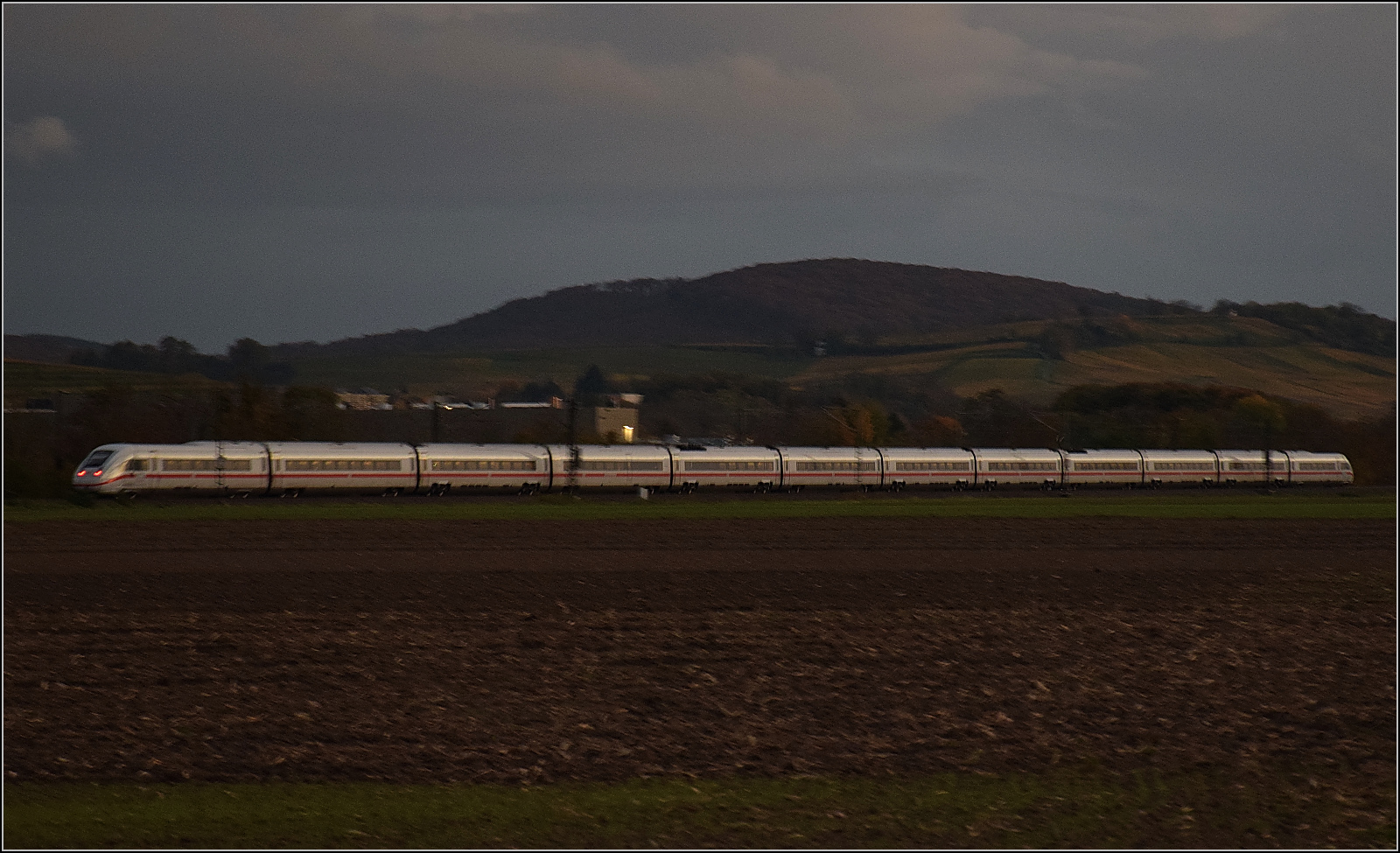 Ein unbekannt gebliebender ICE 4 bei Hügelheim. April 2025.