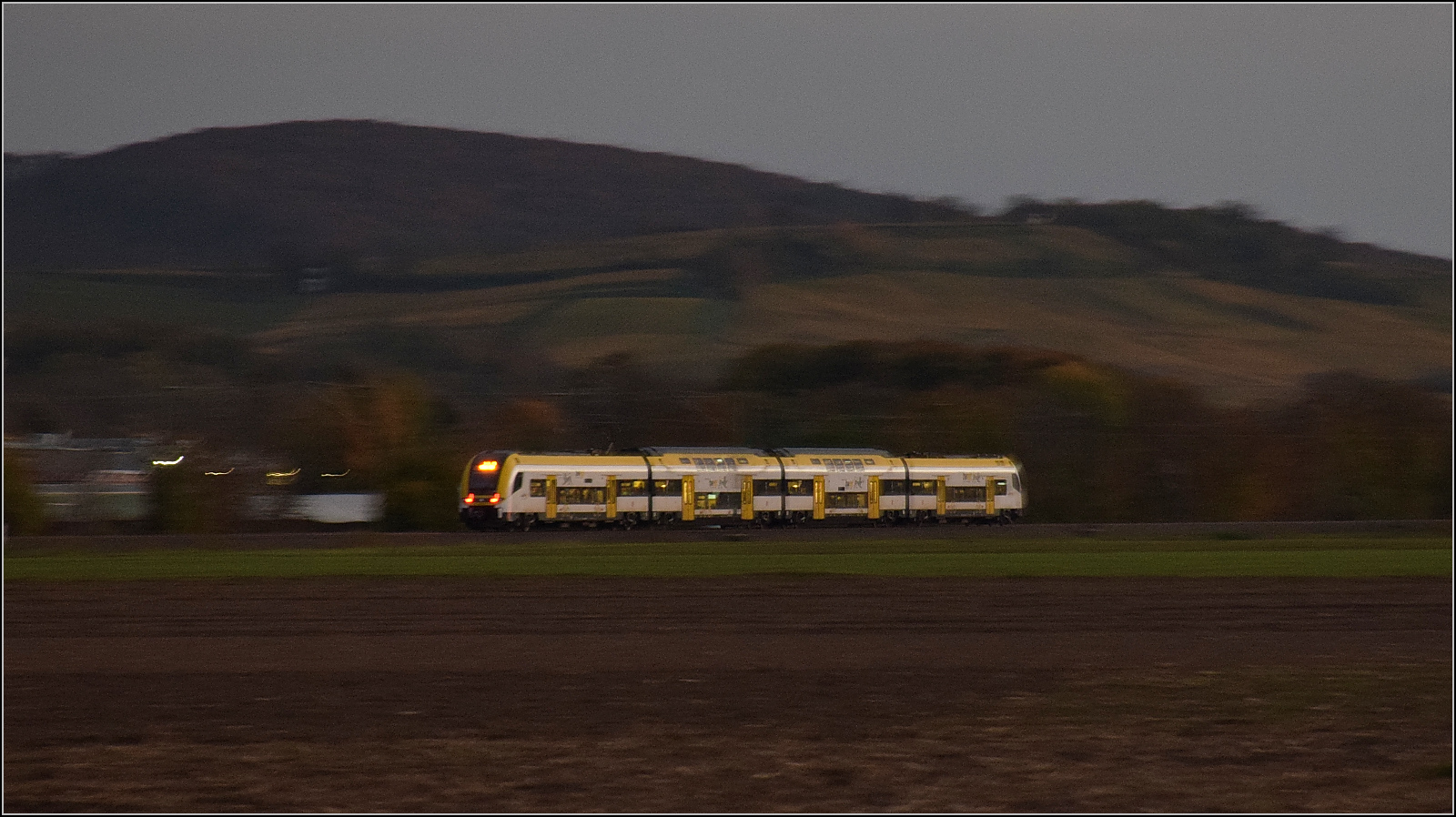 Ein unbekannt gebliebener Desiro HC der Baureihe 1462 bei Hügelheim. Oktober 2025.