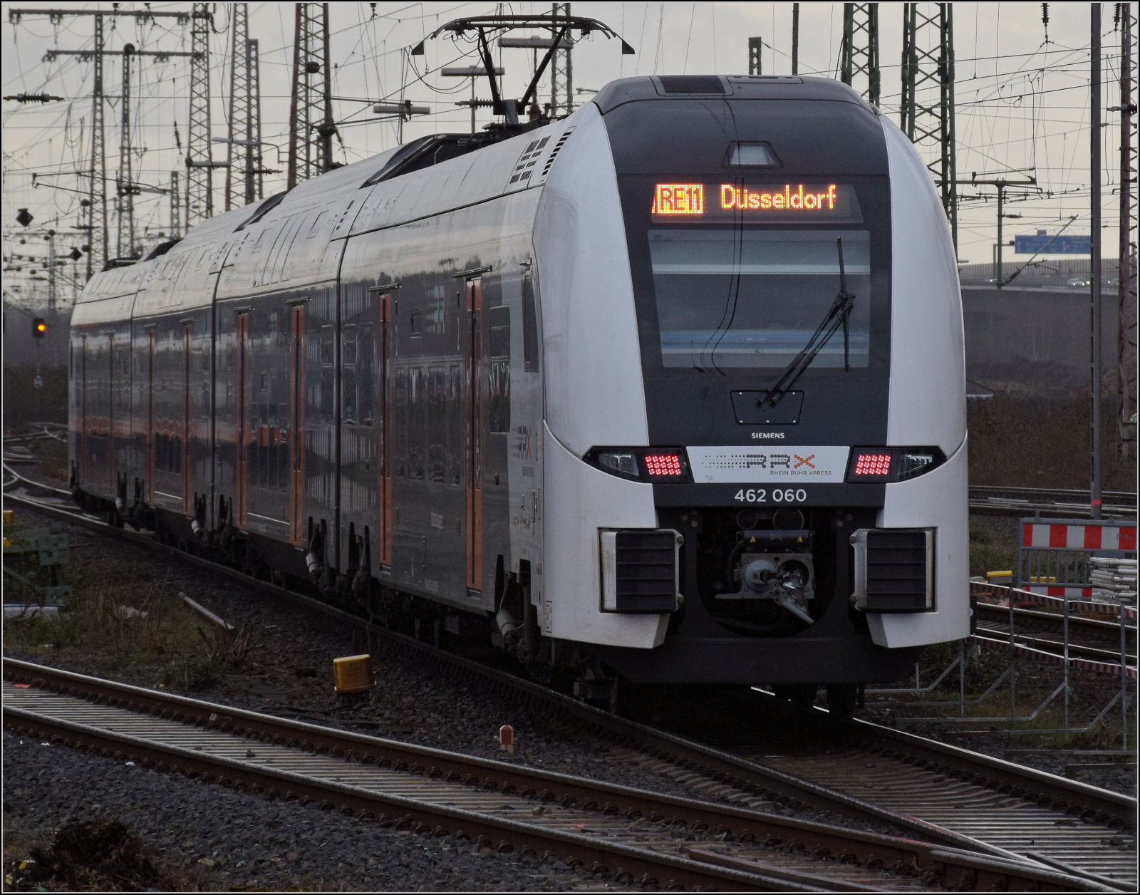 Ein unbekannt gebliebener Desiro HC und 462 060 als RE 11 auf dem Weg nach Düsseldorf. Duisburg, Februar 2026.