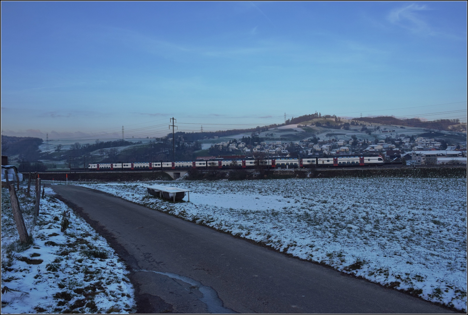 Ein unbekannt gebliebener RABe 511 nach Basel kurz nach dem Halt in Frick. Dezember 2022.