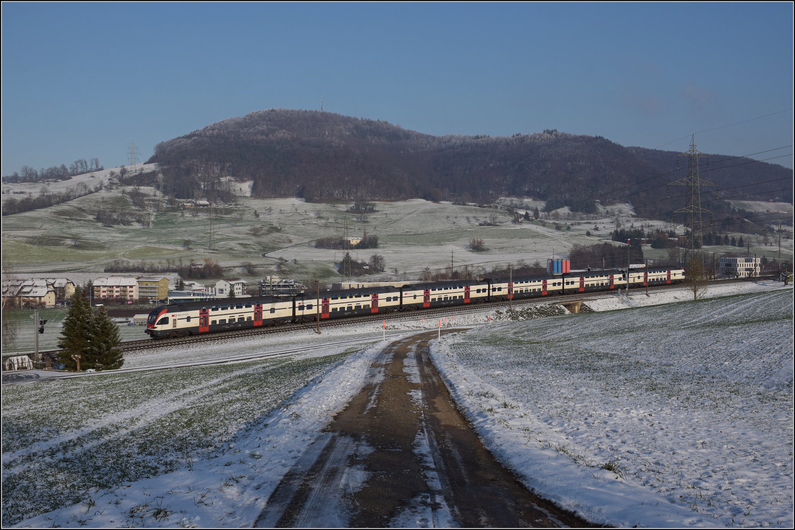 Ein unbekannt gebliebener RABe 511 bei Frick auf dem Weg nach Zürich. Dezember 2022.