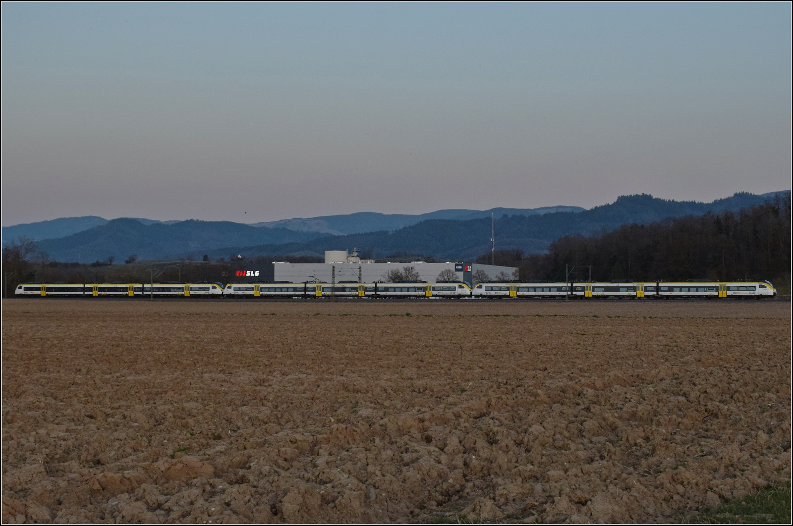 Ein unbekannt gebliebenes Dreierpack 463 im Bwegt-Design fährt bei Buggingen im letzten Abendlicht südwärts. Februar 2026.
