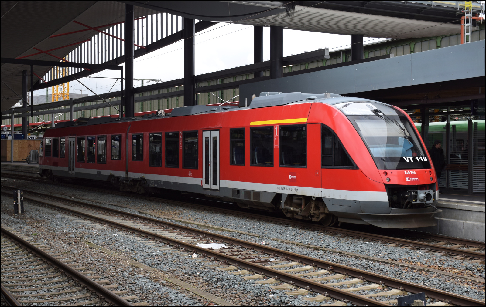 Ein  vergessenes  Bild als Einstieg zum �berraschenden Fotoaufenthalt in Duisburg. Die Bentheimer Eisenbahn mit VT 119 alias 648 004 wartet auf die n�chste Runde etwas verloren am langen Bahnsteig in Duisburg. Februar 2026.