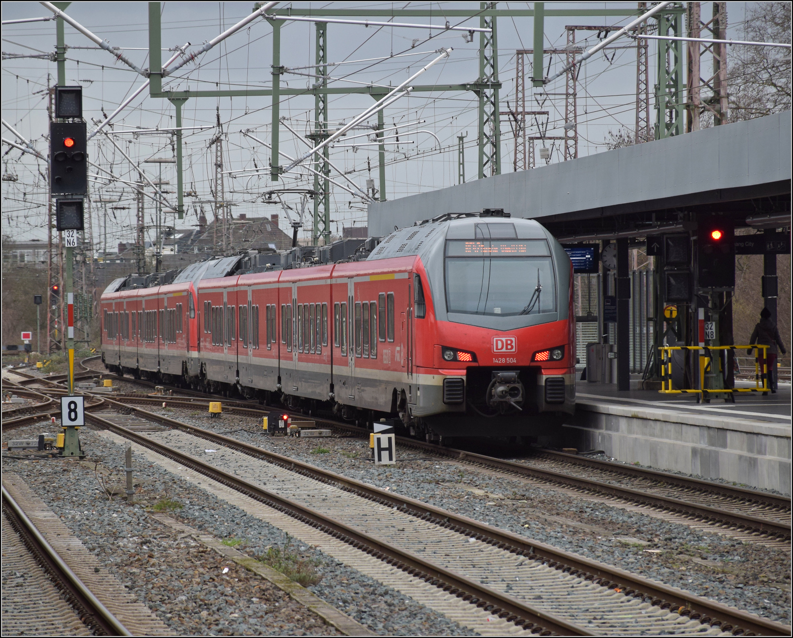 Eine Doppeltraktion 1428 in Duisburg, am Zugschluss 1428 004. Februar 2026.