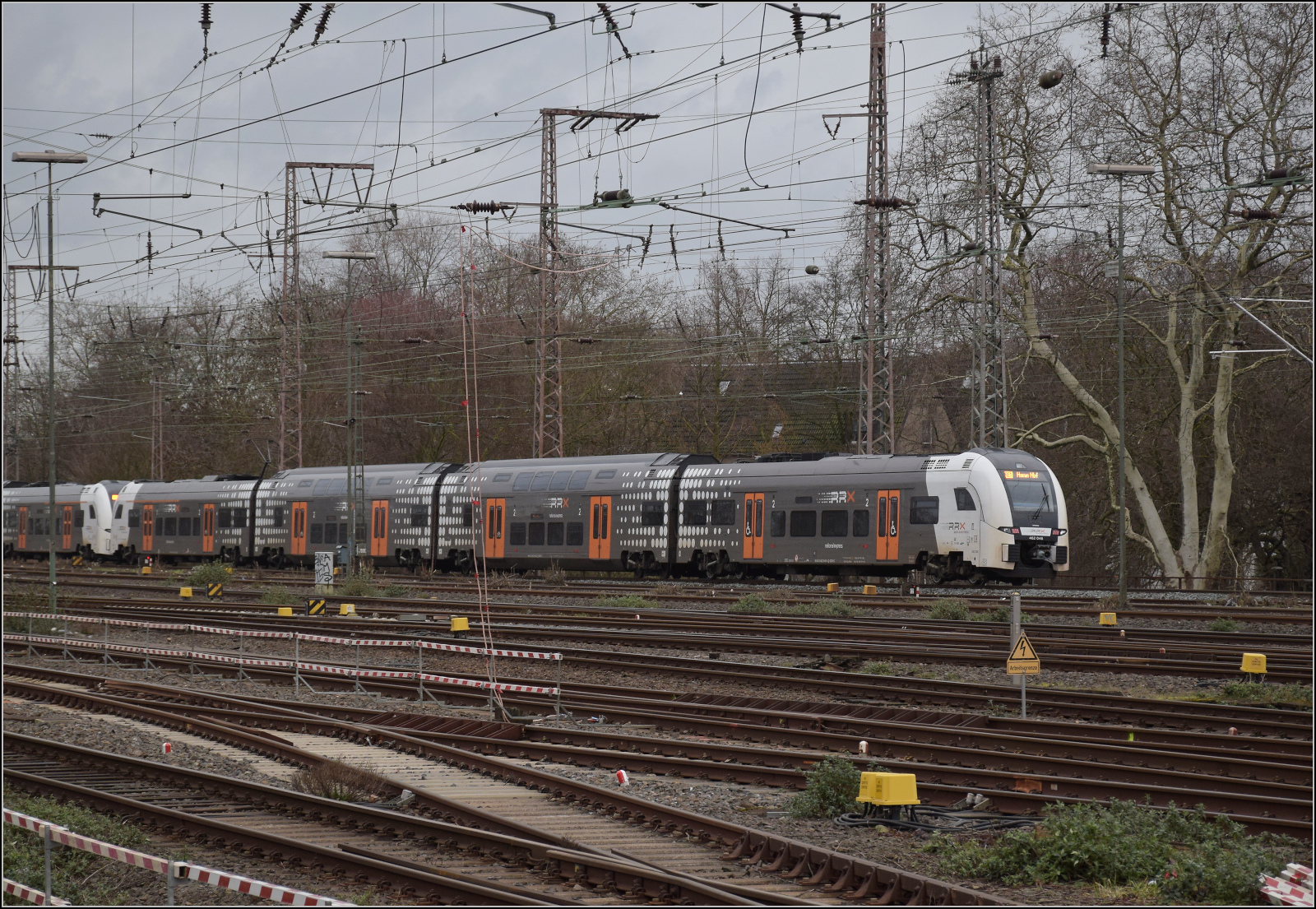 Eine Doppeltraktion des Rheinruhrexpress aus 462 - Desiro HC mit 462 046 an der Zugspitze trifft in Duisburg ein. Februar 2026.