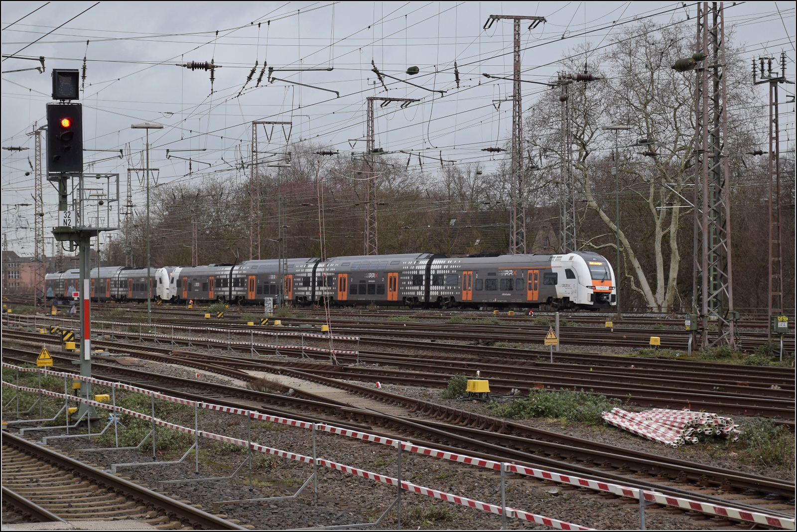 Eine Doppeltraktion des Rheinruhrexpress aus 462 - Desiro HC mit 462 072 am Zugschluss f�hrt aus Duisburg aus. Februar 2026.