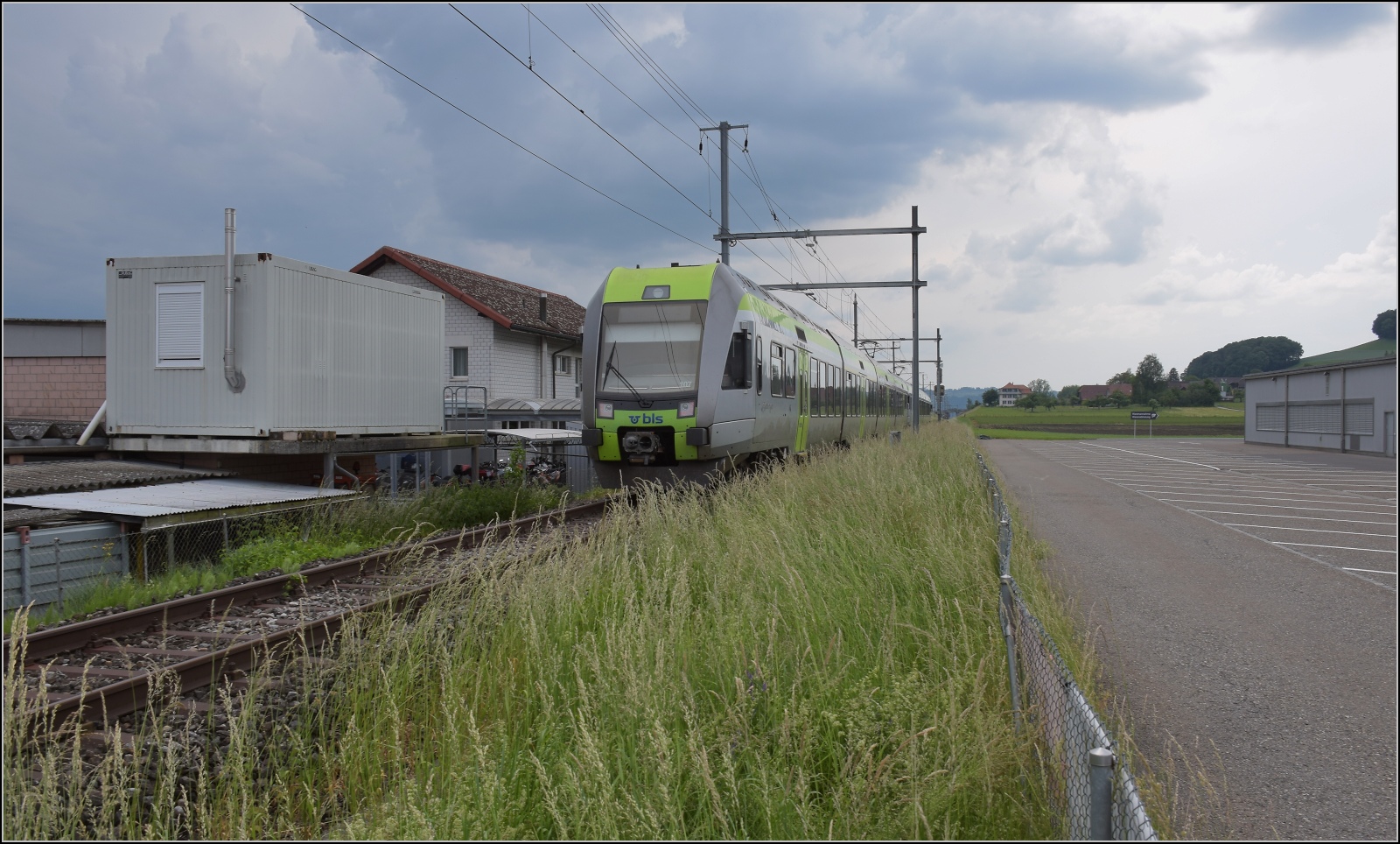 Eine Doppeltraktion Lötschberger mit RABe 535 107 am Zugende auf dem Weg nach Bern. Konolfingen, Juni 2023.