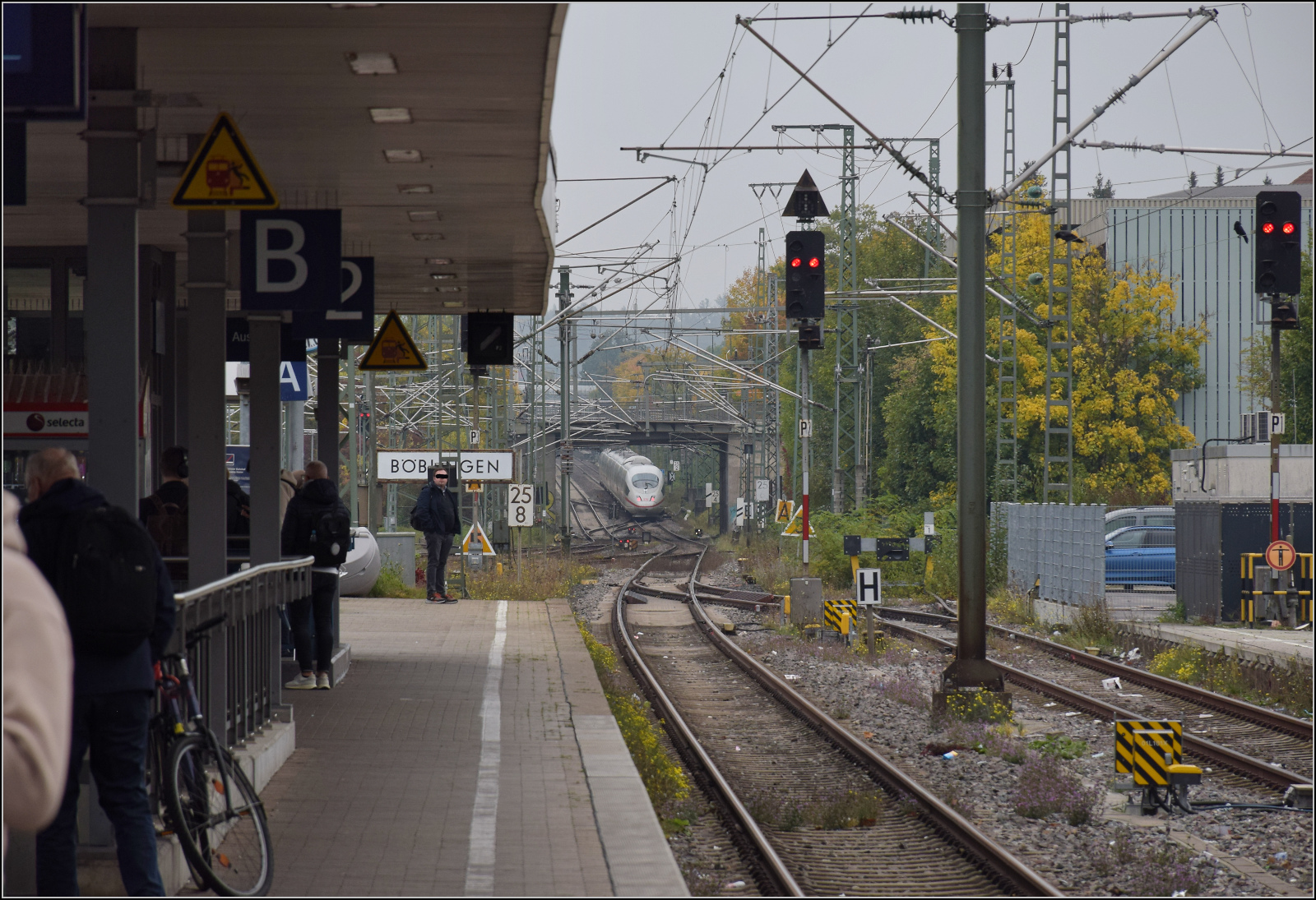 Eine ungewöhnliche IC2-Fahrt gab es im Oktober 2026 auf der Gäubahn mit der Baureihe 403, festgehalten bei der Ausfahrt aus Böblingen. 