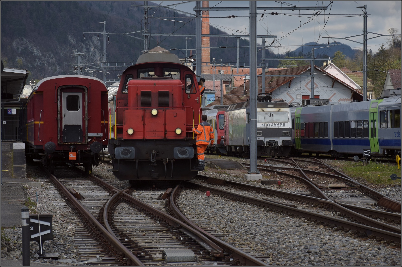 Einparken der historischen Wagen in Balsthal mit Bm 6/6 18505. April 2023.