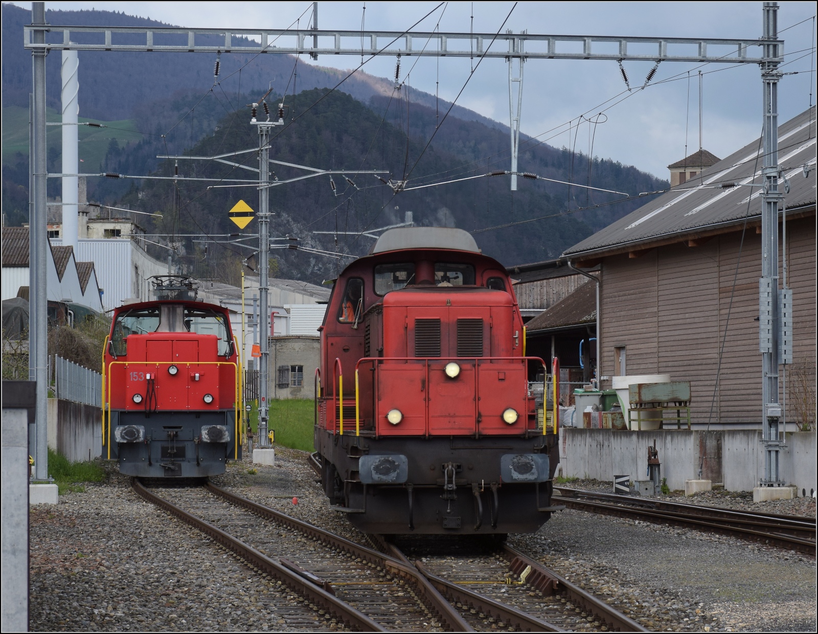 Einparken der historischen Wagen in Balsthal mit Bm 6/6 18505. April 2023.