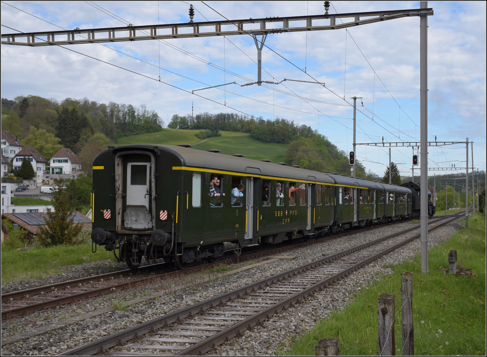 Elefant auf dem Läufelfingerli.

Der Wagenpark aus Leichtstahlwagen, gezogen von C 5/6 2978. Läufelfingen, April 2024.