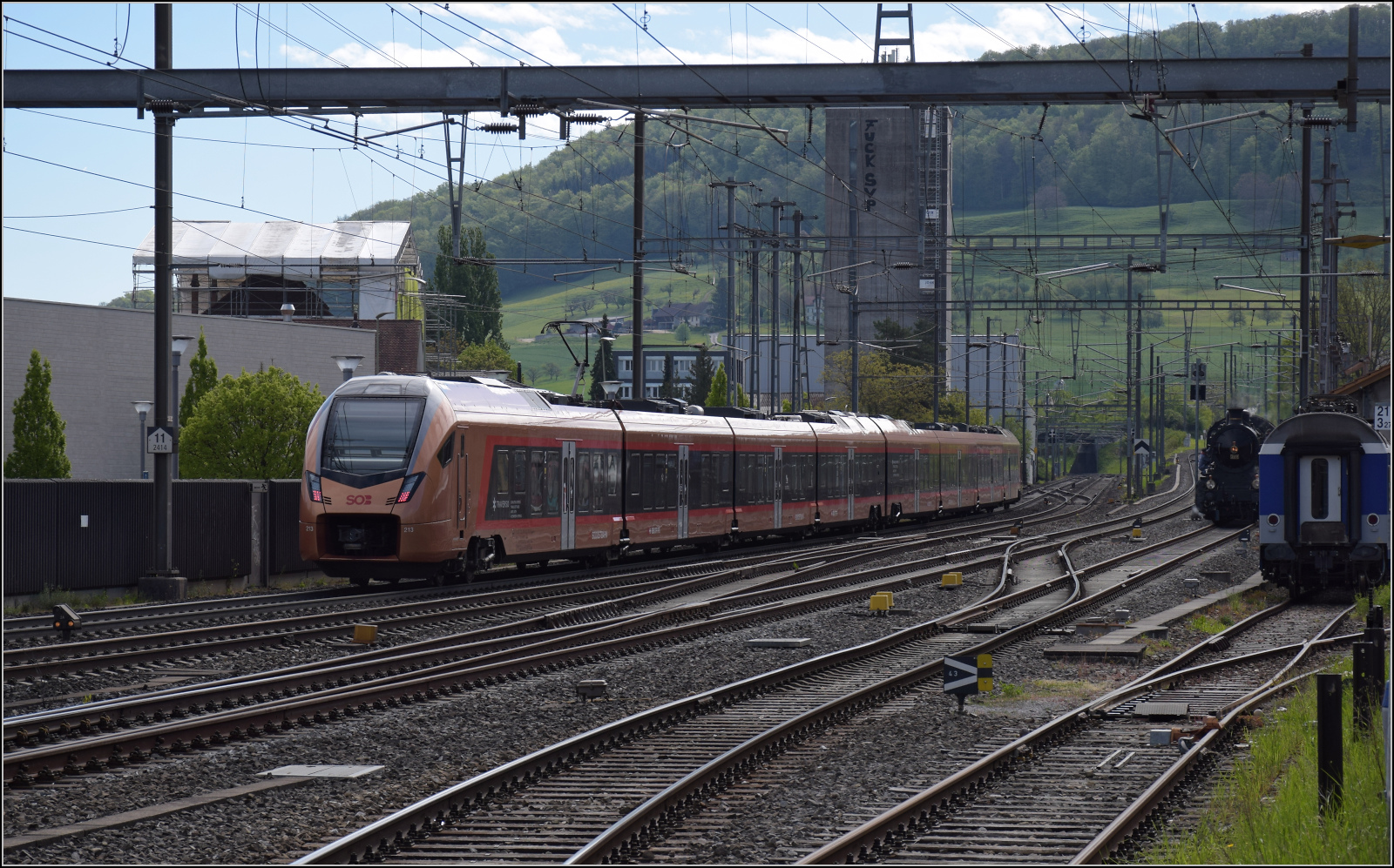 Elefant auf dem Lufelfingerli.
RABe 526 113 der SOB in Sissach. April 2024.