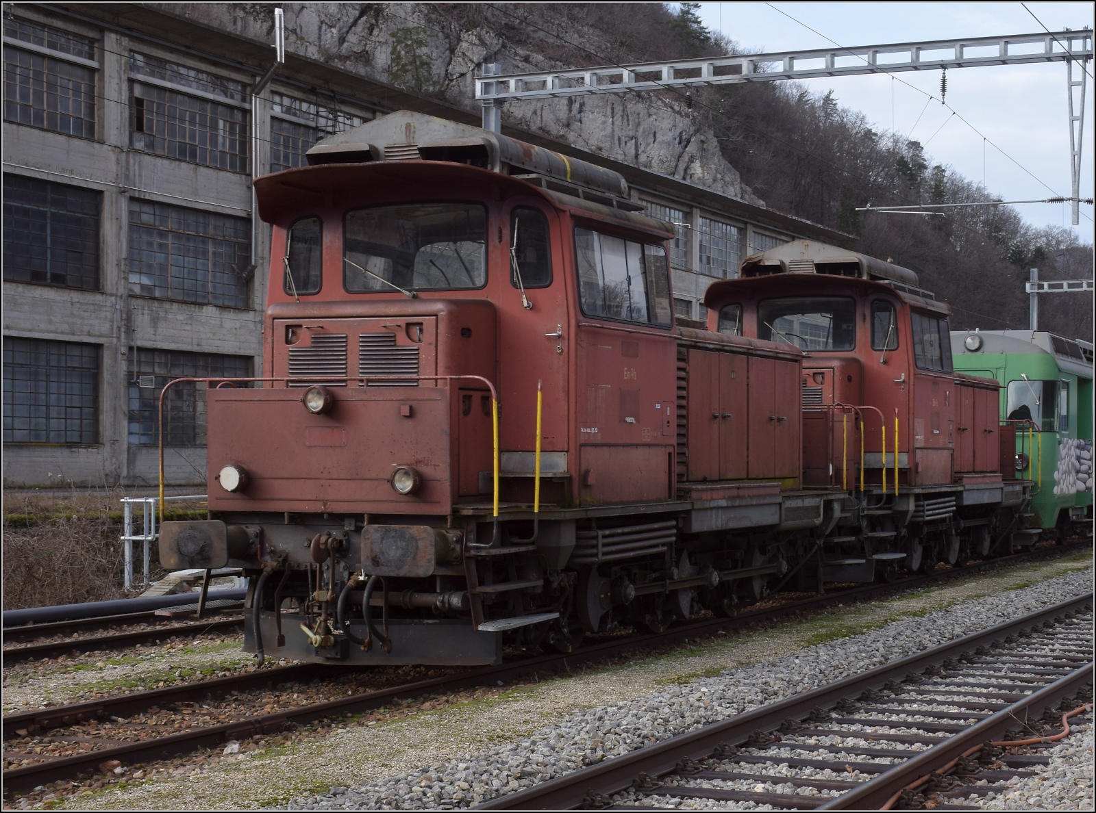 Em 3/3 18829 und Em 3/3 18832 vor den SOB/Makies-Hochleistungstriebwagen in der Klus bei Balsthal abgestellt. Januar 2023.
