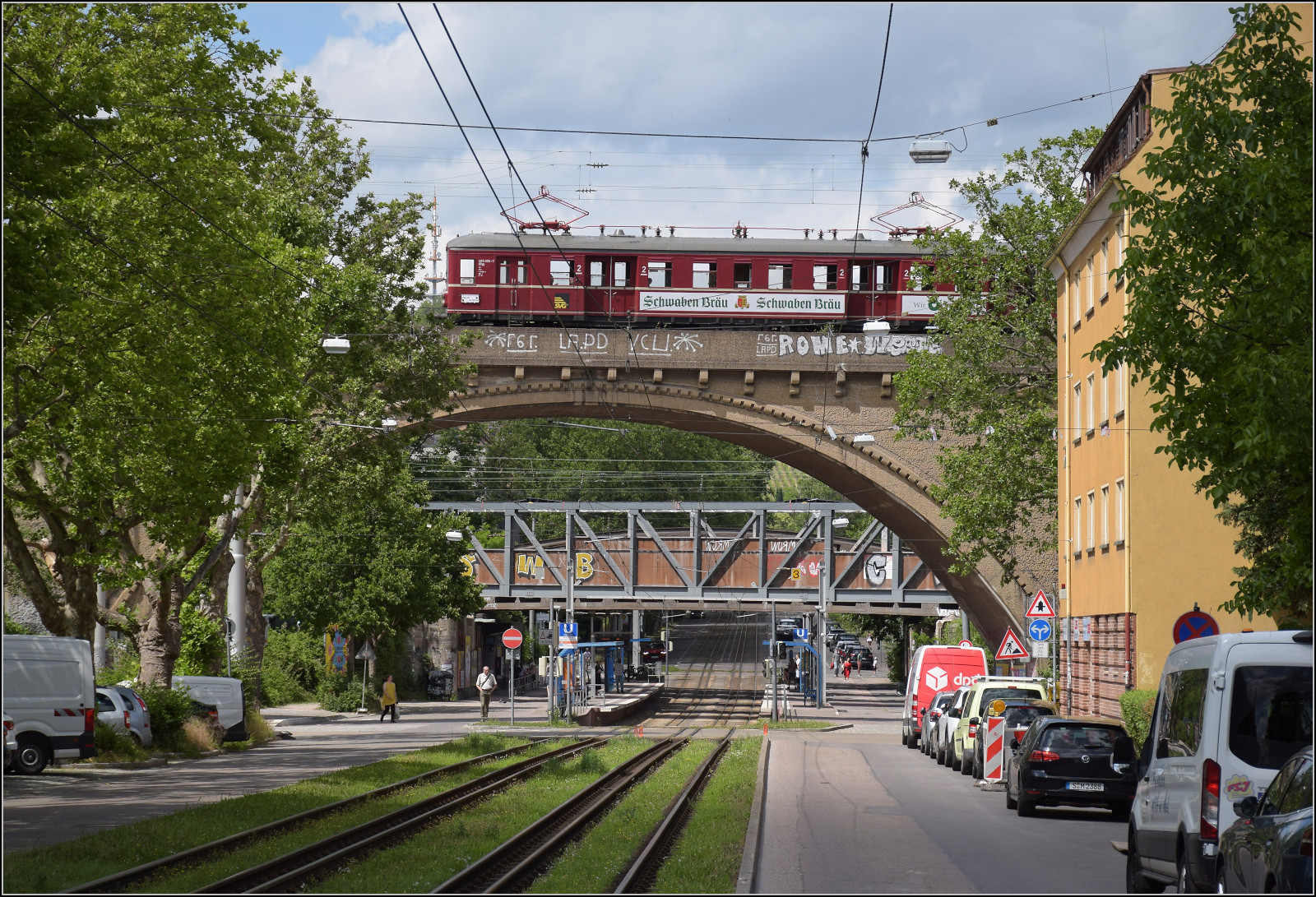 ET 65, der wiederbelebte Rote Heuler.

465 005 auf der G�ubahnbr�cke �ber die Nordbahnhofstra�e. Juni 2026.