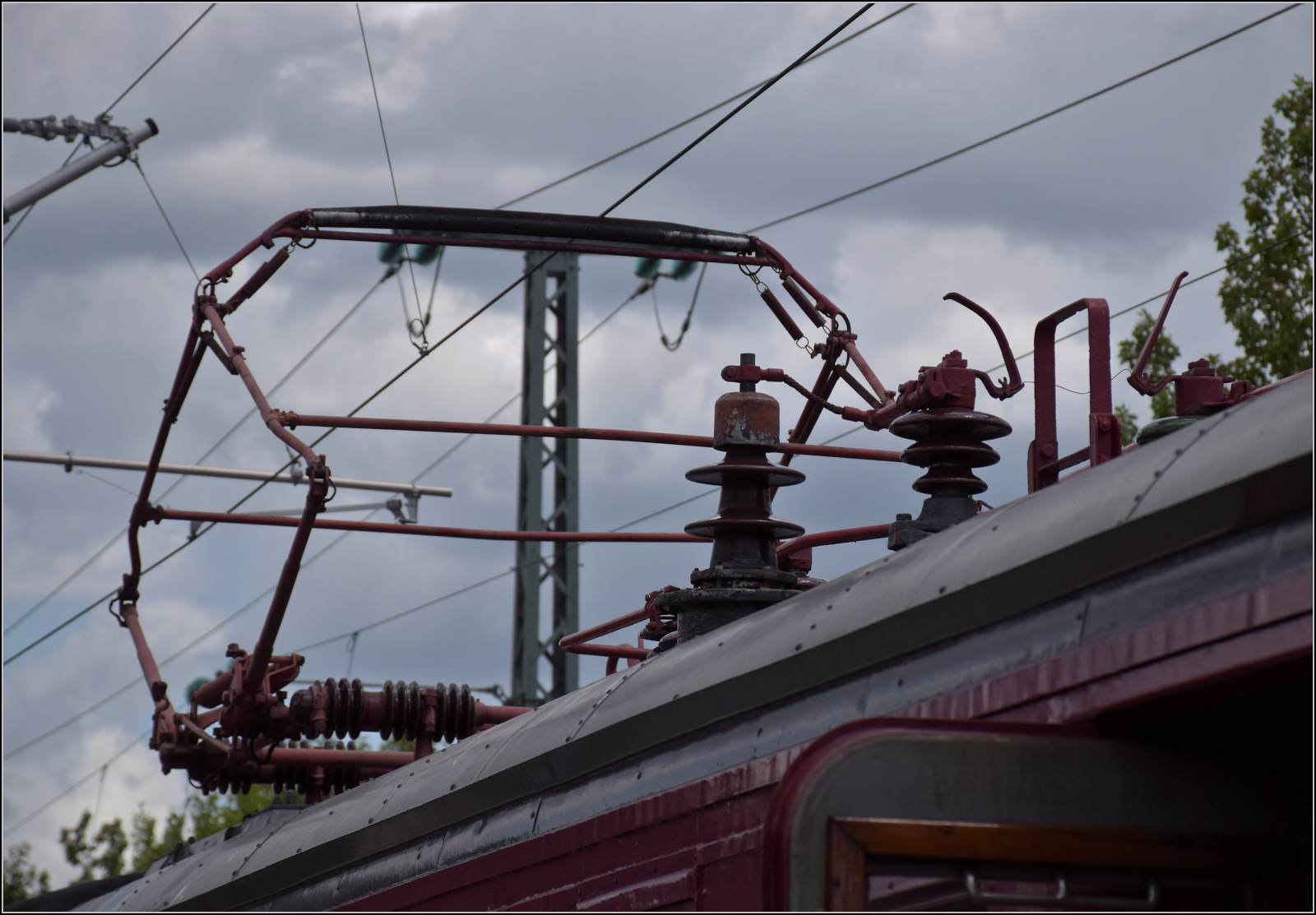 ET 65, der wiederbelebte Rote Heuler.

465 005 in Stuttgart-Vaihingen. Ein genauer Blick auf den Stromabnehmer. Juni 2026.