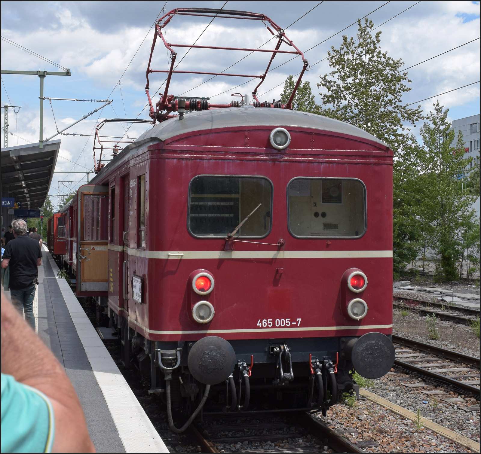 ET 65, der wiederbelebte Rote Heuler.

465 005 ist in Stuttgart-Vaihingen angekommen. F�r einen freien Schuss auf den Triebwagen ist die Gelegenheit nicht vorhanden, viele Hunde sind des Hasen Tod... Juni 2026.