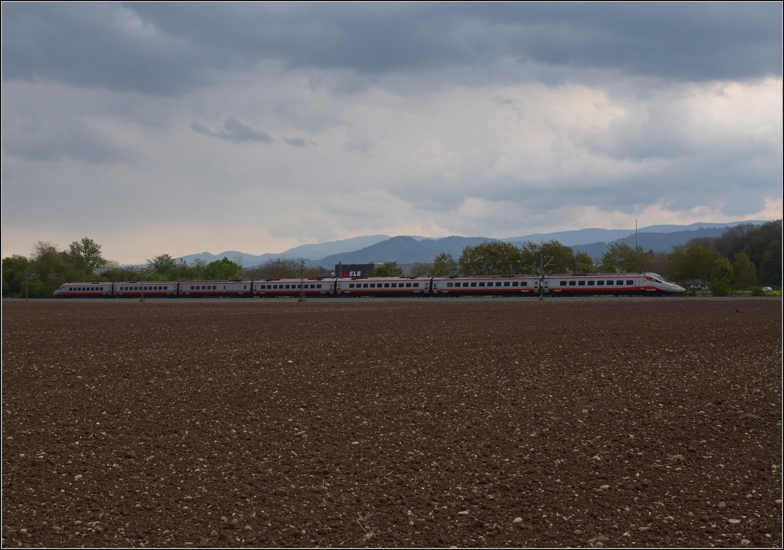 ETR 610 der Tren Italia. Die Nummer der Garnitur blieb unbekannt. Buggingen, April 2022.