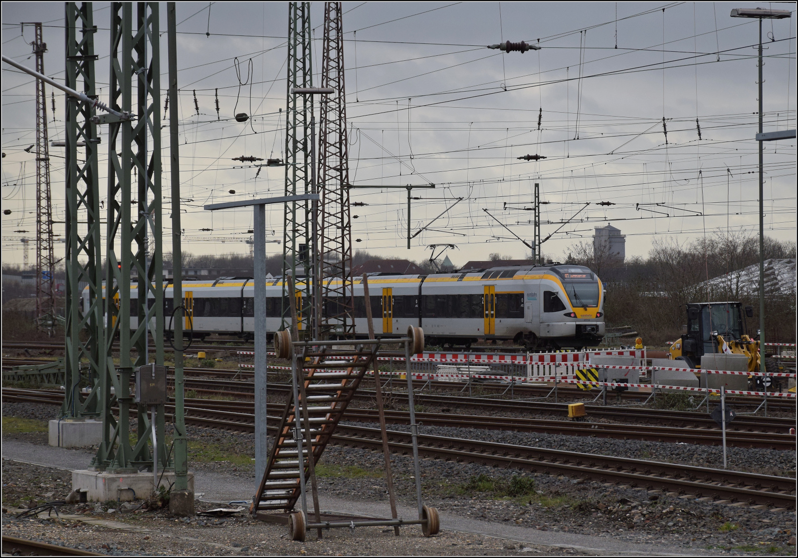 Eurobahn ET 7.04 alias 429 008 verlässt Duisburg. Februar 2026.