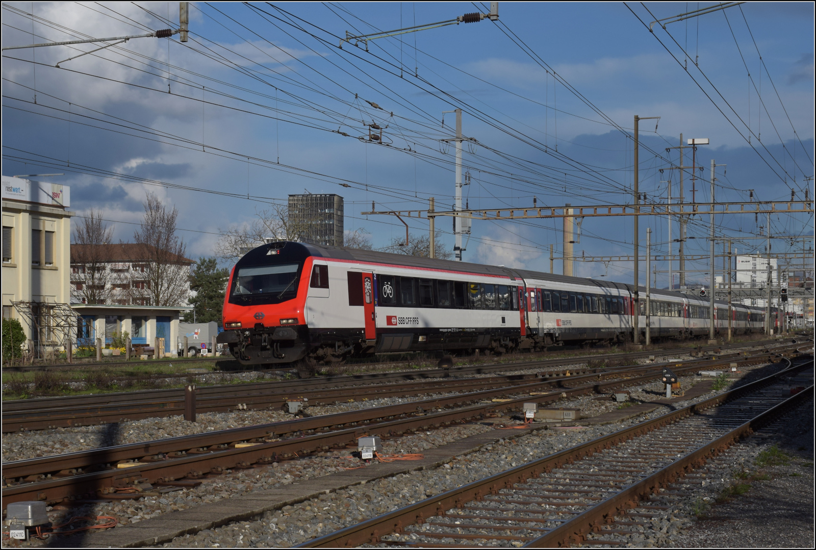 EW IV-Zug mit frisch renoviertem Steuerwagen, geschoben von Re 460 000 'Grauholz' in Pratteln. März 2024.