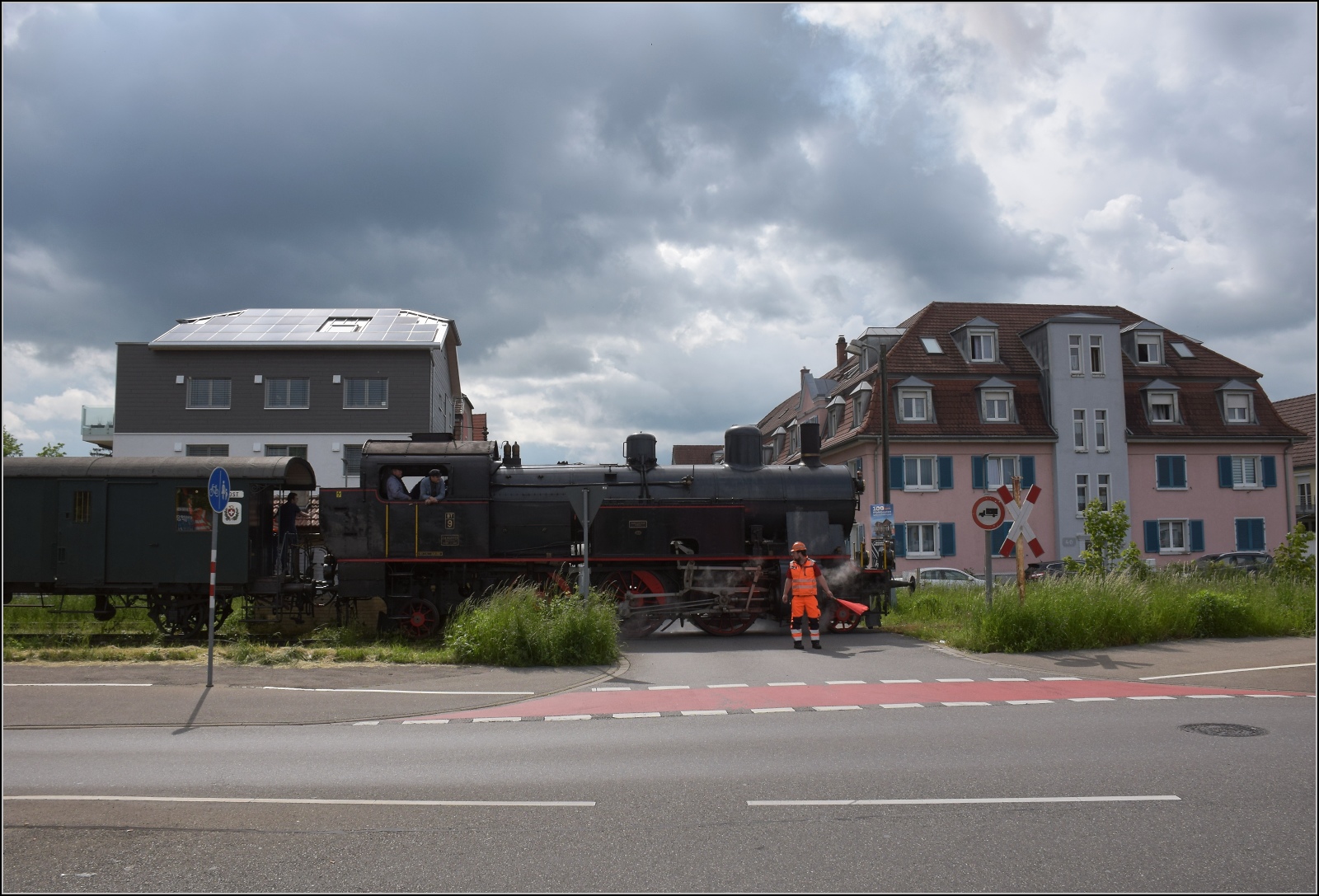 Fahrtag auf dem Schweizer Bhnle.

Eb 3/5 der BT bringt den Sonderzug nach Singen. Am Bahnbergang Ostendstrae. Mai 2023.