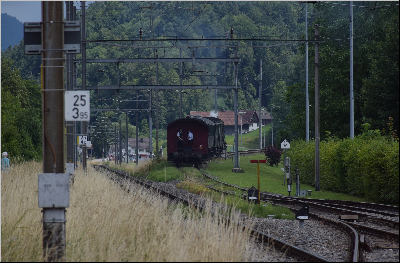Fahrtag im Zrcher Oberland. Abfahrt des Zuges mit Ed 3/3 401 der UeBB aus Bauma. Juli 2023.