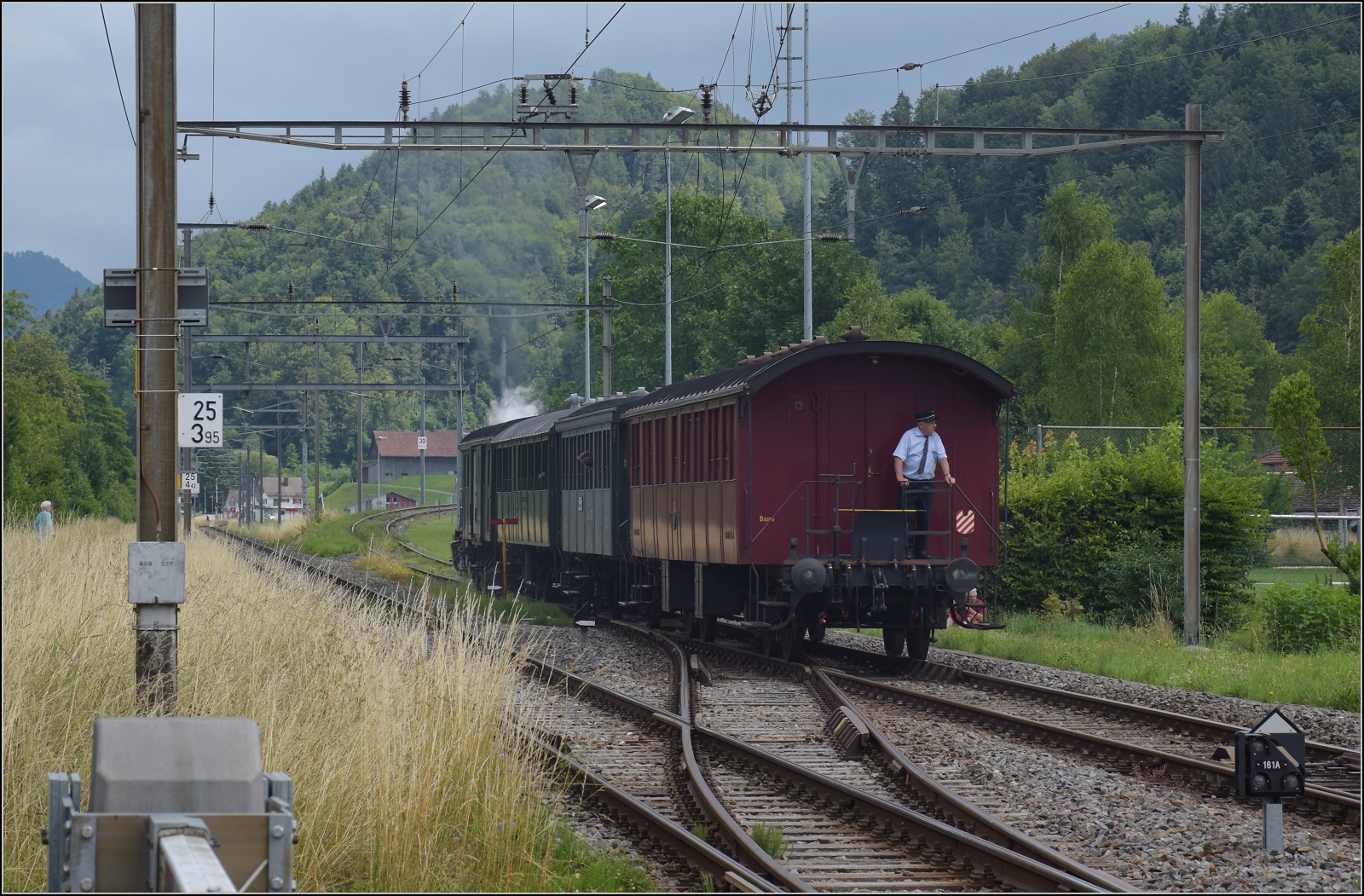 Fahrtag im Zürcher Oberland. Abfahrt des Zuges mit Ed 3/3 401 der UeBB aus Bauma. Juli 2023.