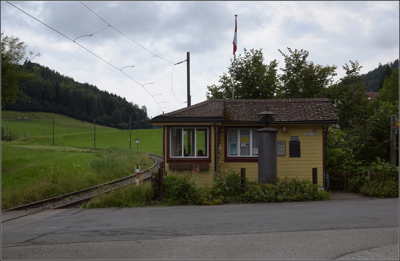 Fahrtag im Zrcher Oberland. Das Bahnwrterhuschen in Neuthal ist bedient. Juli 2023.