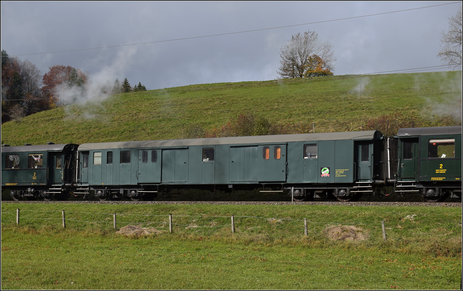 Fourgon der Baureihe schwerer Stahlwagen in genieter Bauweise F4 11827 bei Les Champs Berthoud. Oktober 2025.