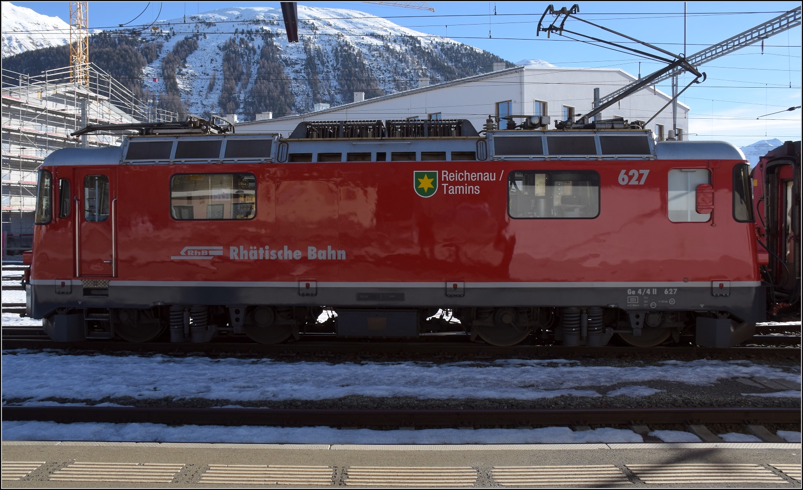 Ge 4/4 II 627 'Reichenau/Tamins' wird mitsamt Zug ins Depot Samedan versorgt. Januar 2023.