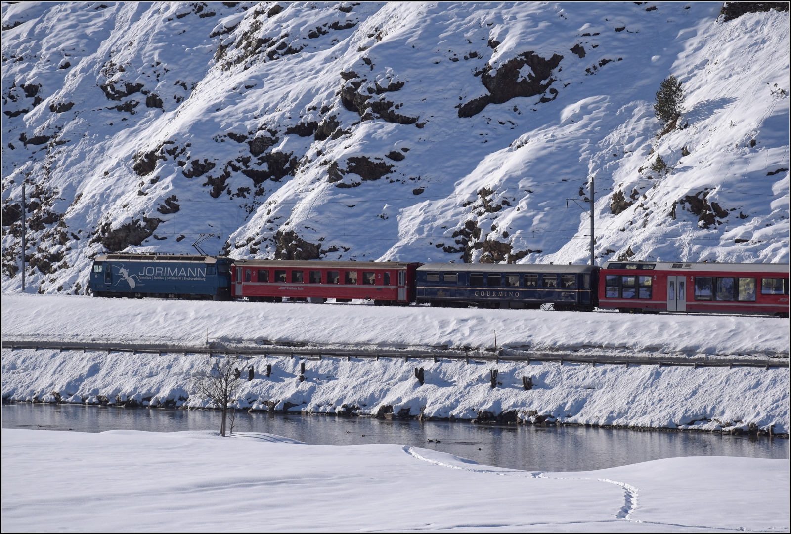 Ge 4/4 III 649 von der Ameisenseite betrachtet mit ihrem IR nach St. Moritz. Celerina, Januar 2024.