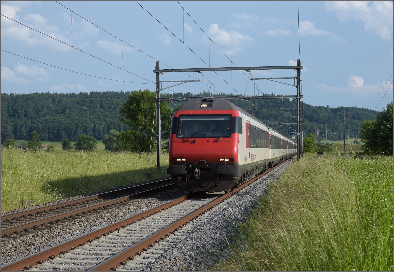 Geschobener EW IV Re 460 047 bei Bettenhausen. Juni 2023.