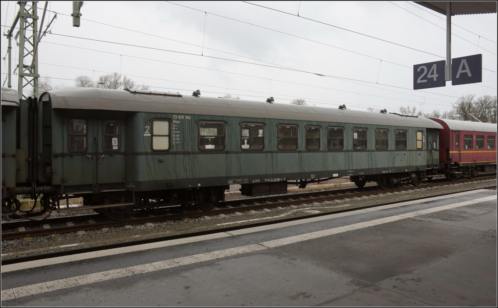 Geschweißter Eilzugwagen B4ye mit der Nummer 73 919 Mü. UIC-Nummer 75 80 22-43 586-4 D-BYB. Lindau Reutin, Februar 2023.