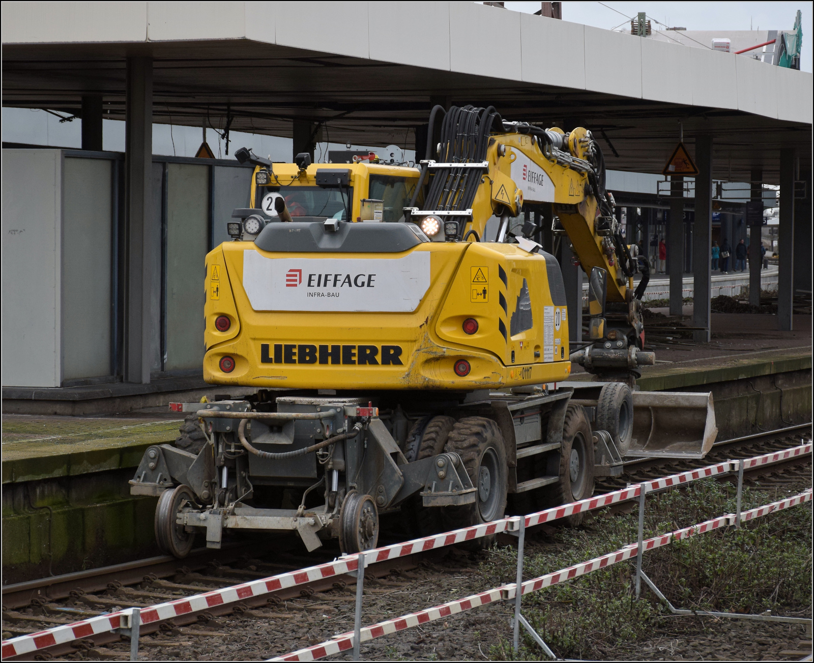 Gleisbagger der Firma Eiffage im Einsatz bei der Modernisierung des Bahnhofs Duisburg. Februar 2026.