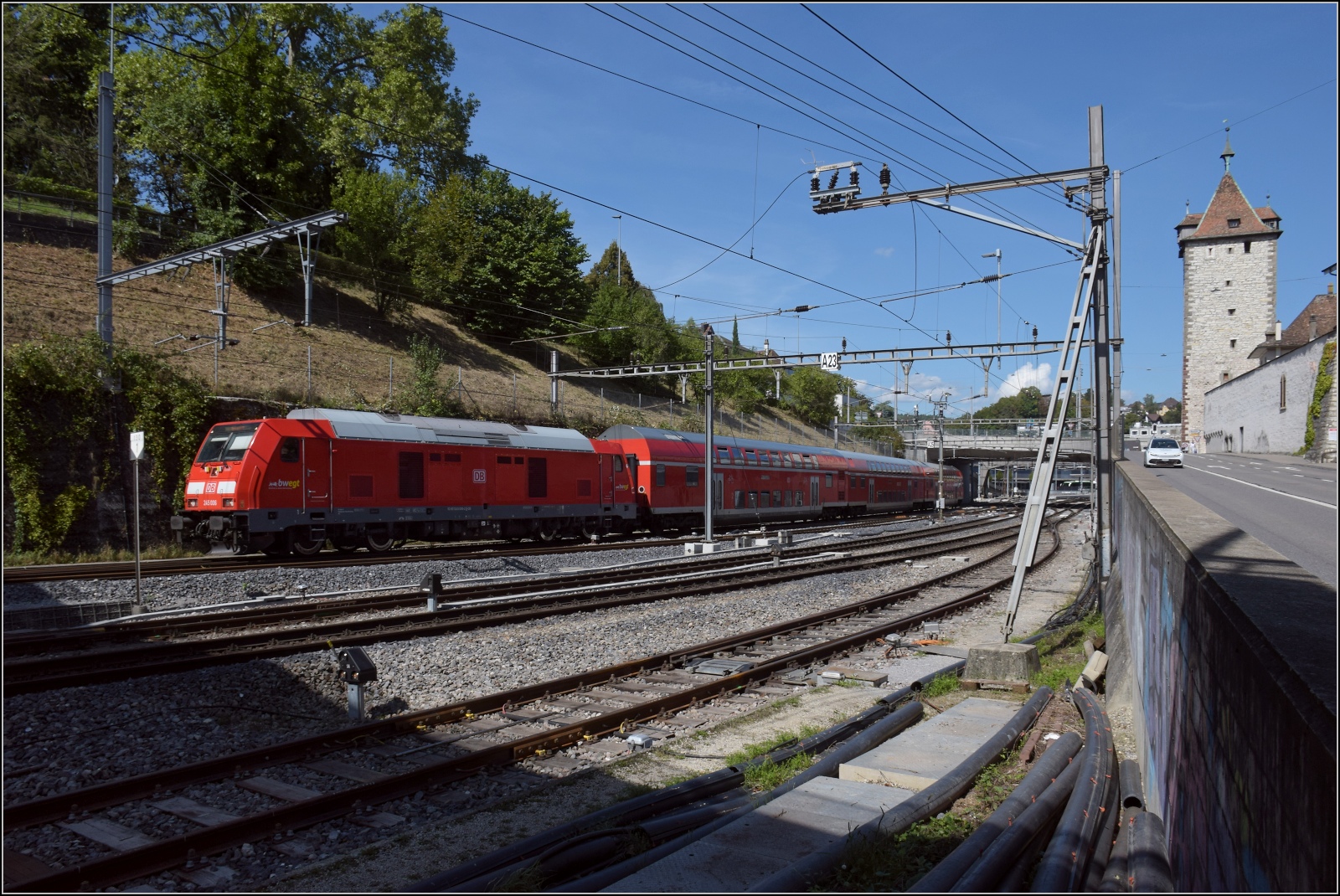Godot-Express mit 245 006 und IRE 3 in Schaffhausen auf der Hochrheinroute. September 2023.