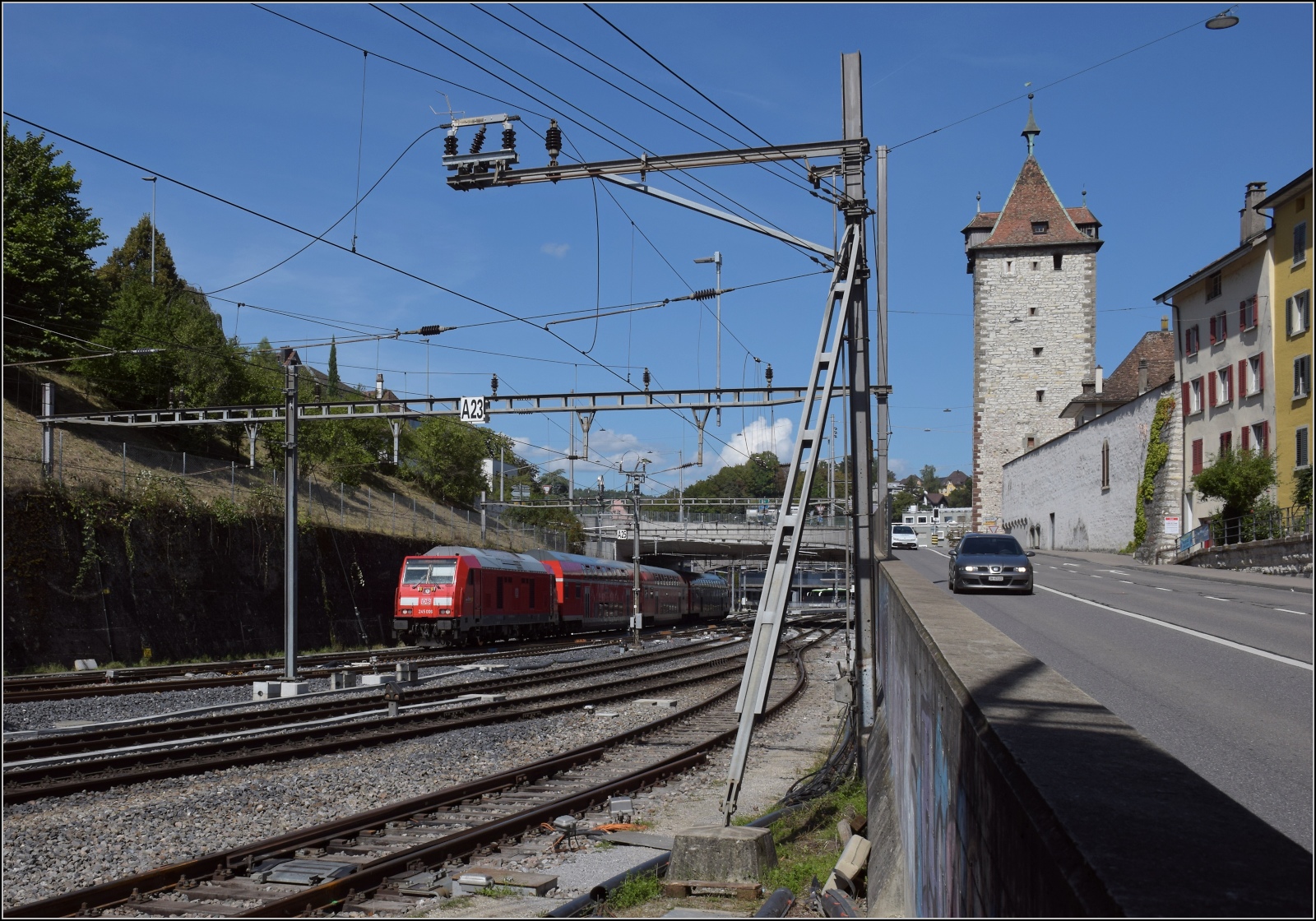 Godot-Express mit 245 006 und IRE 3 in Schaffhausen auf der Hochrheinroute. September 2023.