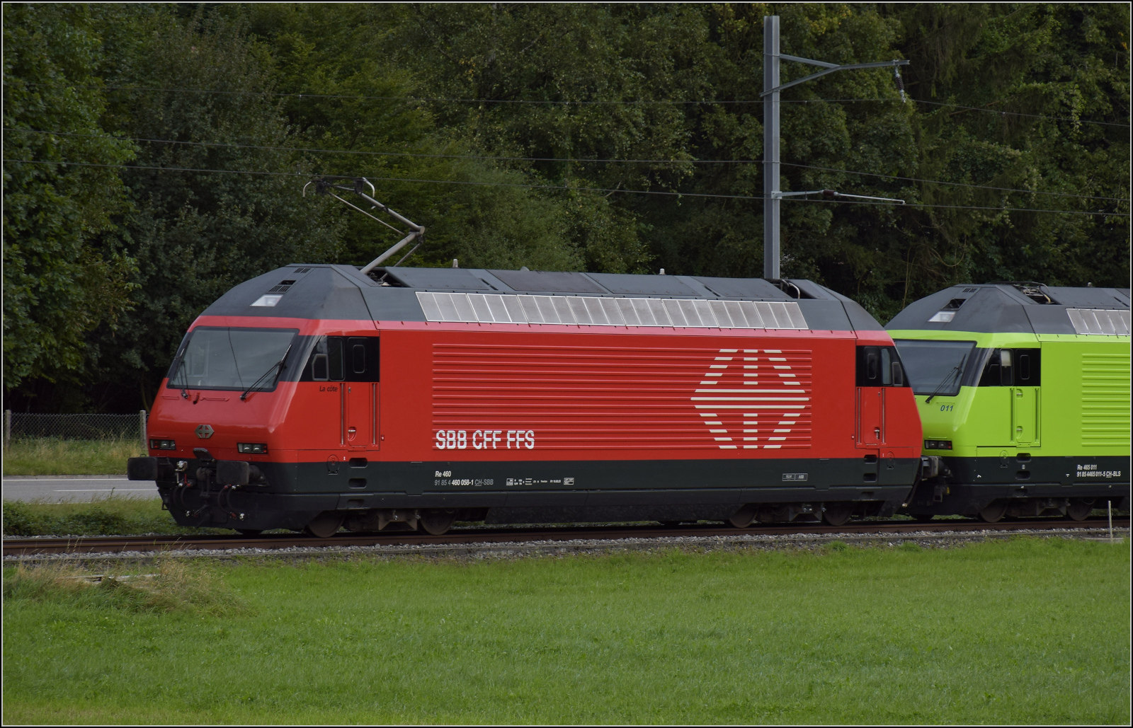 Grosses BoBo-Treffen in Balsthal: 60 Jahre Re 4/4 II in der Schweiz.

Die Re 460 058 'La Cte' der SBB ist Teil der Drehstrom-Variante der Schweizer BoBo-Familie. ussere Klus, September 2024.