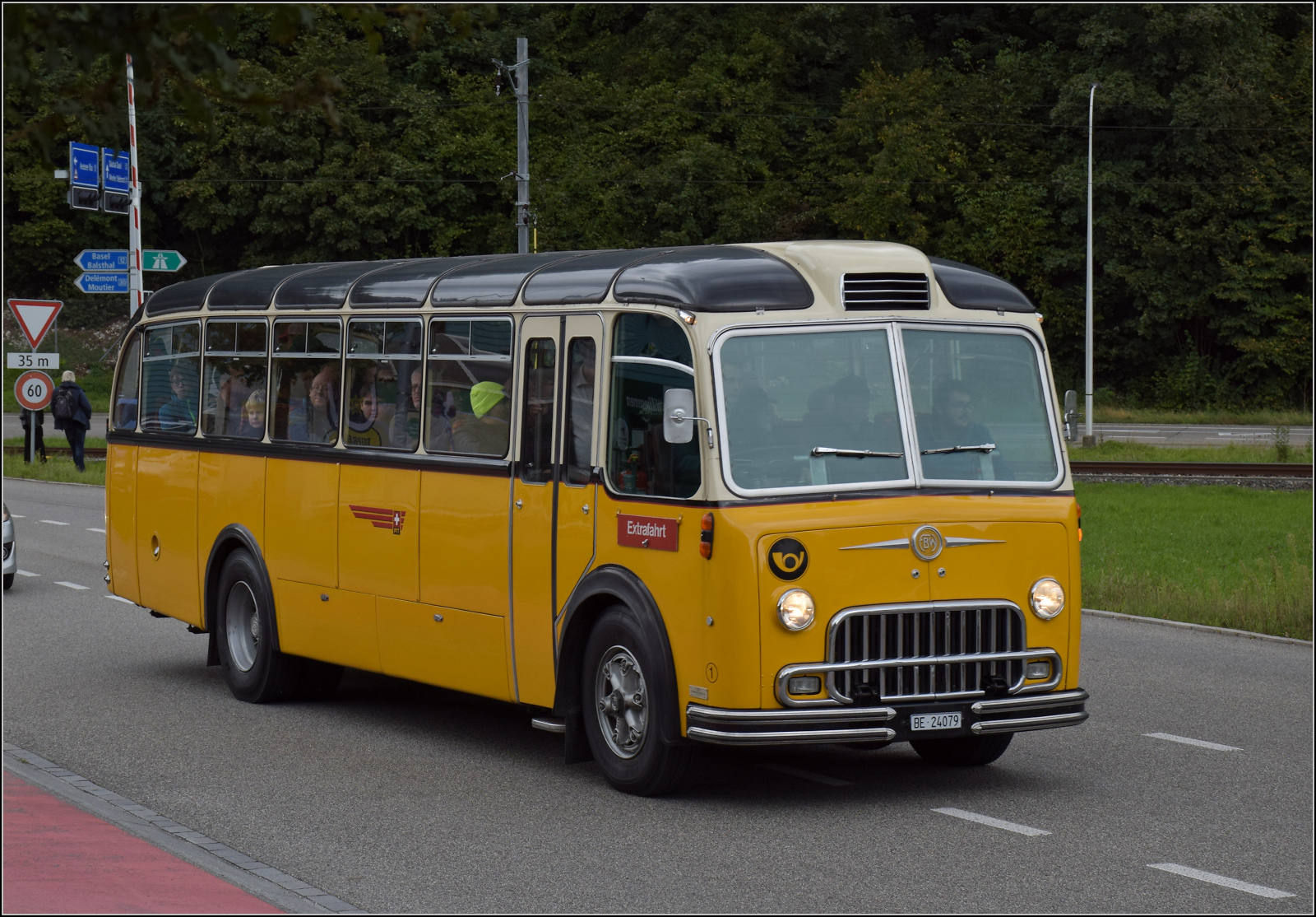 Grosses BoBo-Treffen in Balsthal: 60 Jahre Re 4/4 II in der Schweiz.

Mit dem historischen FBW-Postauto wurde ein Pendelverkehr zur Fotokurve in der usseren Klus eingerichtet. Oensingen, September 2024.