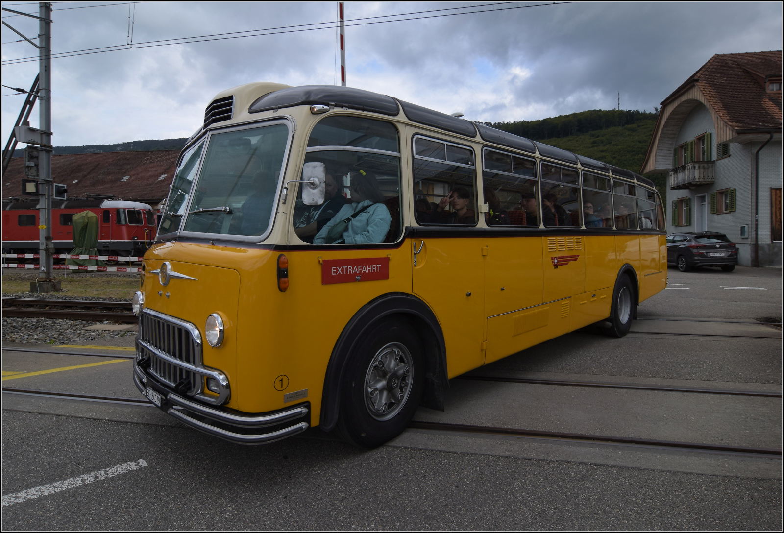 Grosses BoBo-Treffen in Balsthal: 60 Jahre Re 4/4 II in der Schweiz.

Mit dem historischen FBW-Postauto wurde ein Pendelverkehr zur Fotokurve in der usseren Klus eingerichtet. Balsthal, September 2024.