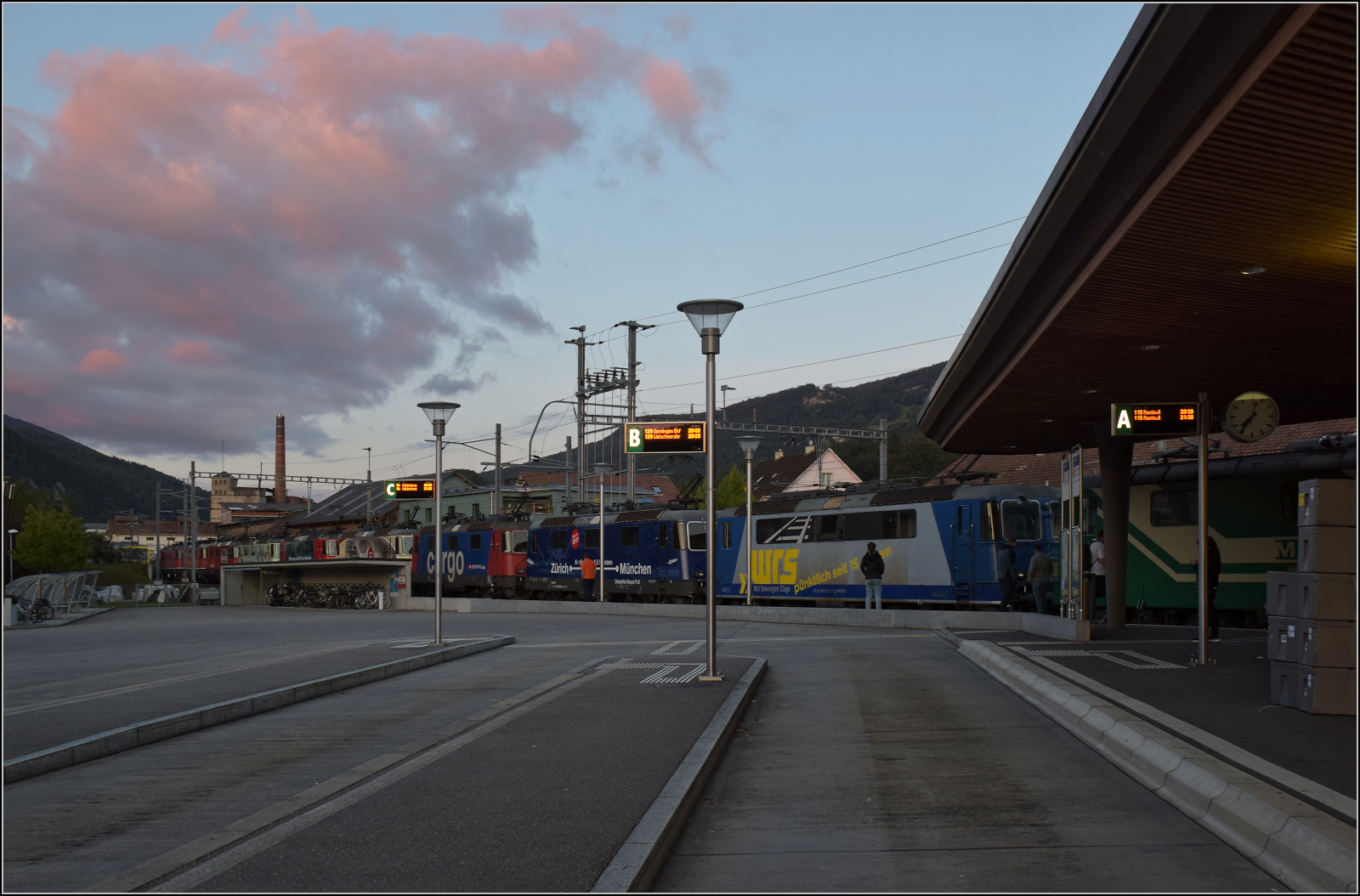 Grosses BoBo-Treffen in Balsthal: 60 Jahre Re 4/4 II in der Schweiz.

Ausschnitt aus der langen Schlange an Re 4/4 II. Balsthal, September 2024.