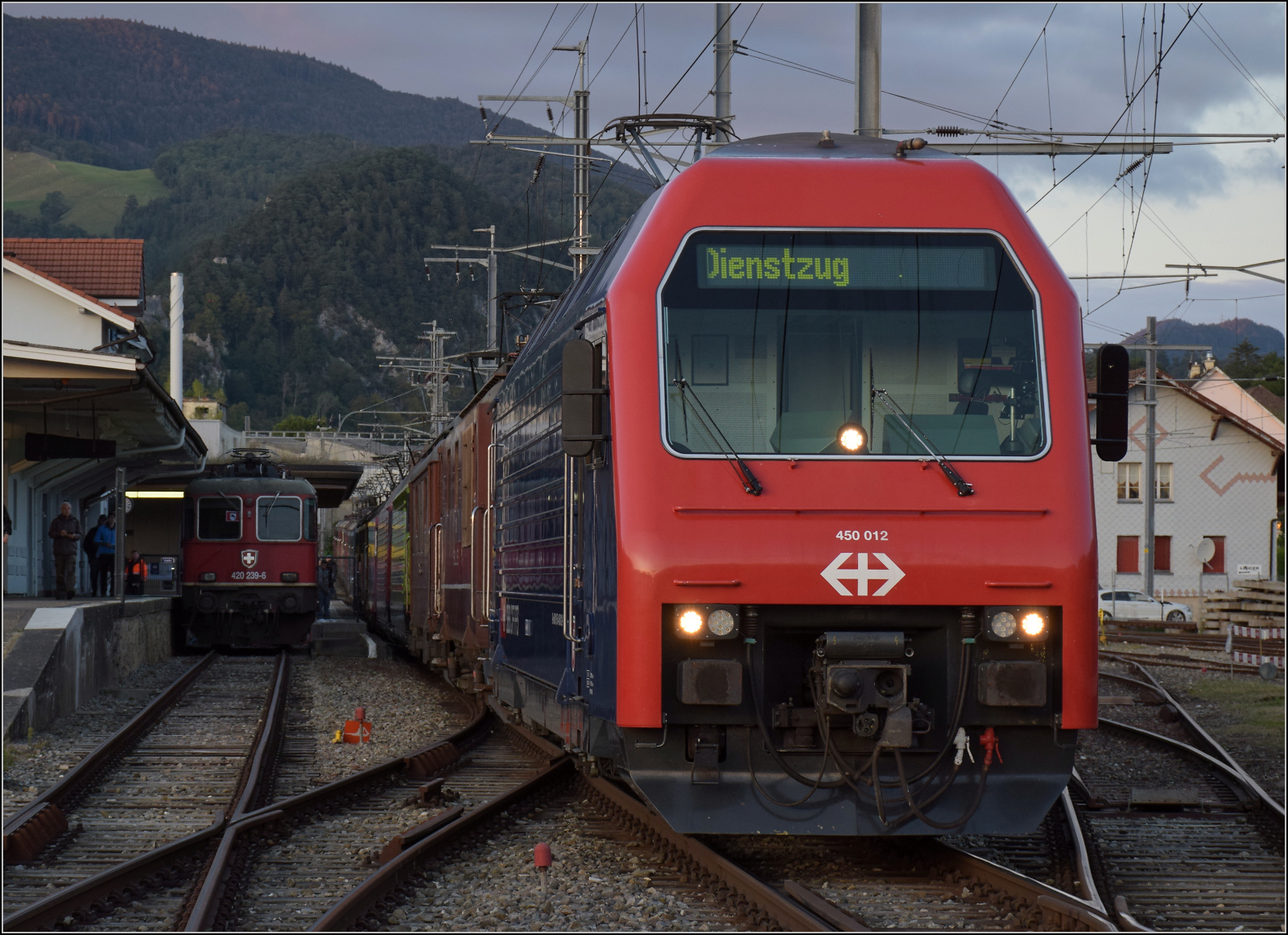 Grosses BoBo-Treffen in Balsthal: 60 Jahre Re 4/4 II in der Schweiz.

Die Re 450 012 'Schwamendingen' ist im Lokomotivenclub der BoBos ein Aussenseiter. Sie ist als Triebkopf der Zrcher S-Bahn konzipiert und hat daher auch nur einen Fhrerstand und ein anderes usseres. Dahinter verstecken sich fast alle Re 4/4 II. Die Wildsau Re 4/4 II 11239 'Porrentruy' durfte leider nicht mitmachen und grummelt auf dem Abstellgleis vor sich hin. Balsthal, September 2024.