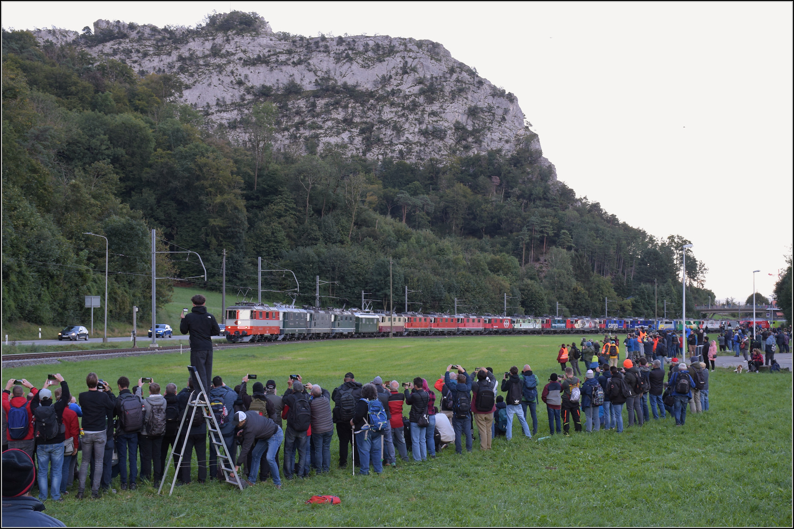 Grosses BoBo-Treffen in Balsthal: 60 Jahre Re 4/4 II in der Schweiz. 

Von vorne nach hinten sind im Zug in der usseren Klus zusammengestellt: Re 4/4 II 11141 (Swiss Express), 11173 (grn im Auslieferungszustand), 11335 (grn), 11161 (grn), Re 4/4 I 10039 (grn), Re 4/4 II 11393 (TEE), Re 4/4 III 11350 (rot), Re 4/4 II 11193 (rot), Re 4/4 11130 (rot), 11230 (Lion), 11257 (Entsorgung), 11252 (Wartung mit Durchblick), 11251 (175 Jahre Schweizer Bahnen), 11160 (Cargo), 11379 (Zrich-Mnchen), 11117 (WRS 502), 11142 (MBC 506), 11119 (Rhomberg-Sersa 503), Re 456 095 (SOB), Re 460 058 (SBB) und Re 465 011 (BLS).

Oensingen, September 2024.