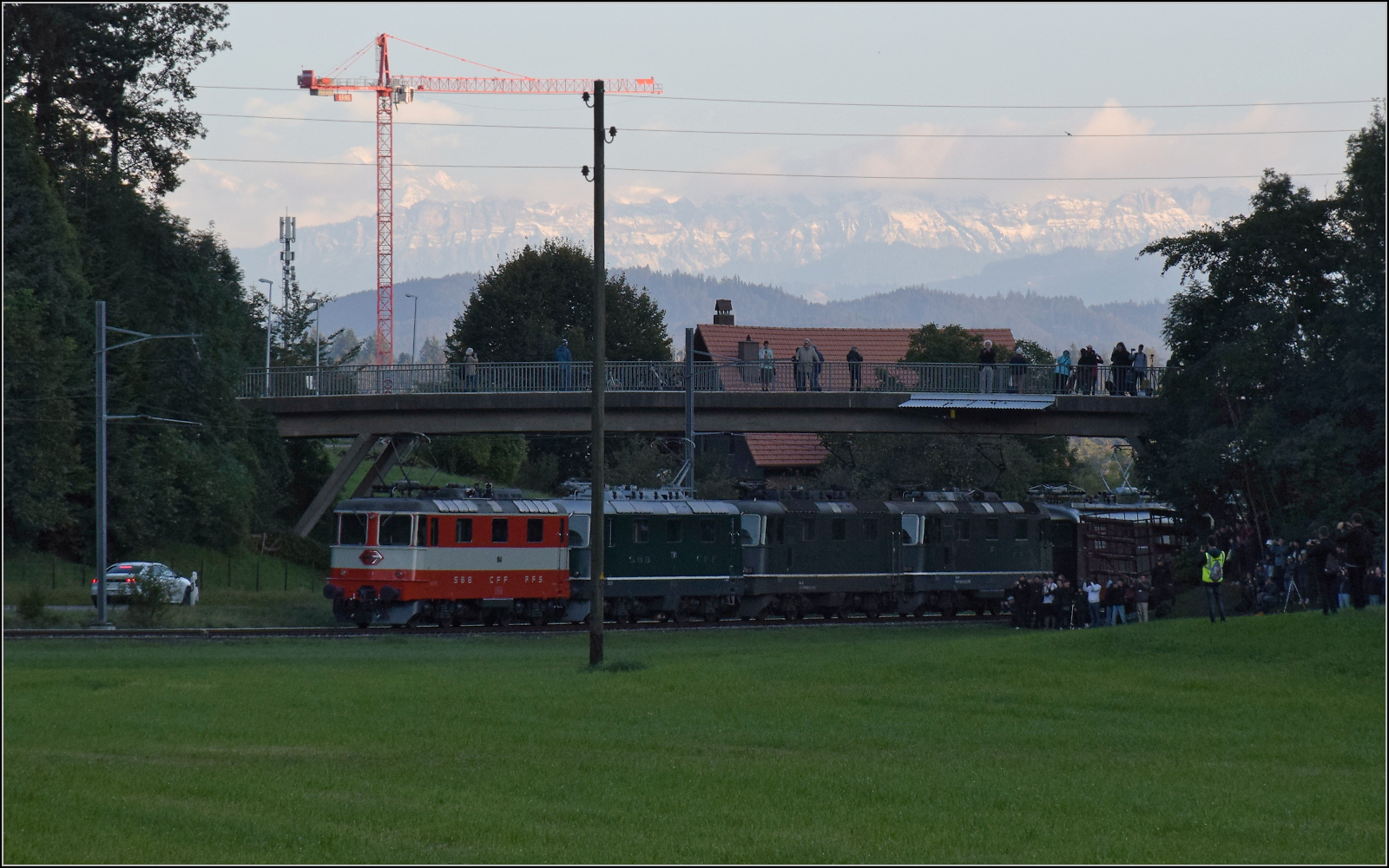 Grosses BoBo-Treffen in Balsthal: 60 Jahre Re 4/4 II in der Schweiz. 

Von vorne nach hinten sind im Zug zusammengestellt: Re 4/4 II 11141 (Swiss Express), 11173 (grn im Auslieferungszustand), 11335 (grn), 11161 (grn), Re 4/4 I 10039 (grn). Im Hintergrund von den hheren Bergen freigestellt zeigt sich die Entlebucher Flhe in voller Pracht. Oensingen, September 2024.