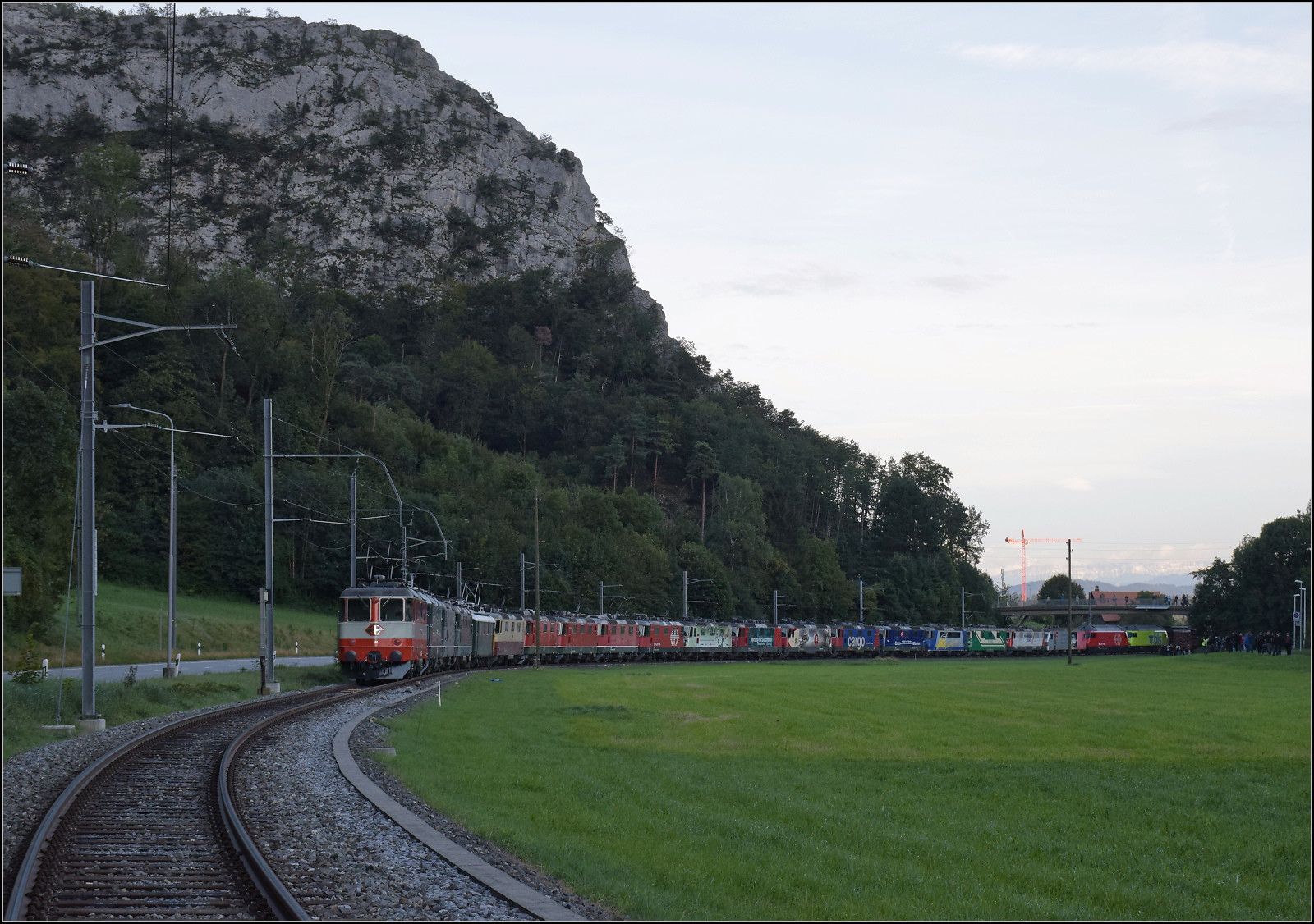 Grosses BoBo-Treffen in Balsthal: 60 Jahre Re 4/4 II in der Schweiz. 

Von vorne nach hinten sind im Zug in der usseren Klus zusammengestellt: Re 4/4 II 11141 (Swiss Express), 11173 (grn im Auslieferungszustand), 11335 (grn), 11161 (grn), Re 4/4 I 10039 (grn), Re 4/4 II 11393 (TEE), Re 4/4 III 11350 (rot), Re 4/4 II 11193 (rot), Re 4/4 11130 (rot), 11230 (Lion), 11257 (Entsorgung), 11252 (Wartung mit Durchblick), 11251 (175 Jahre Schweizer Bahnen), 11160 (Cargo), 11379 (Zrich-Mnchen), 11117 (WRS 502), 11142 (MBC 506), 11119 (Rhomberg-Sersa 503), Re 456 095 (SOB), Re 460 058 (SBB), Re 465 011 (BLS), Ae 4/4 251 (BLS), Re 4/4 183 (BLS) und Re 450 012 (S-Bahn).

Oensingen, September 2024.