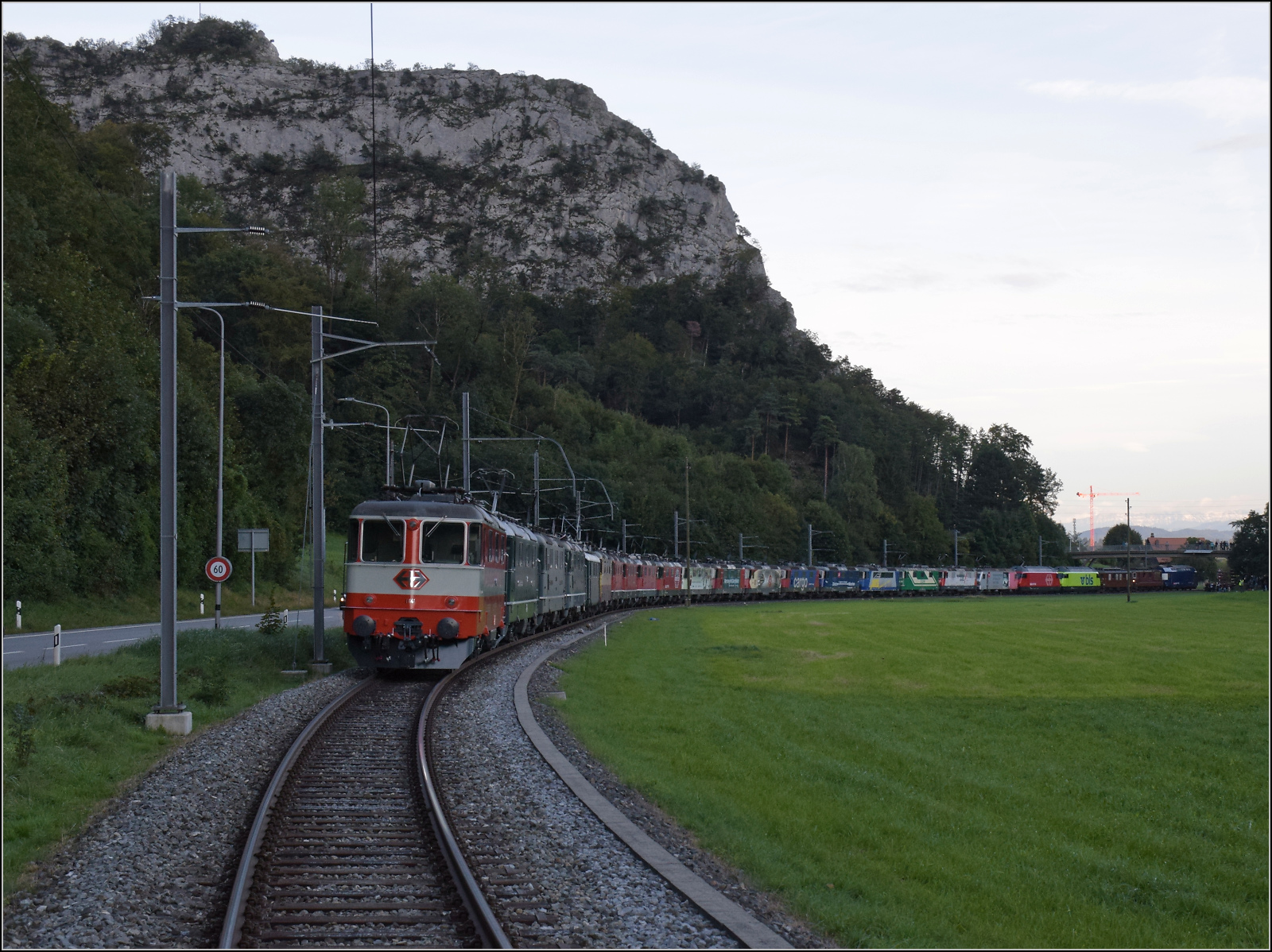 Grosses BoBo-Treffen in Balsthal: 60 Jahre Re 4/4 II in der Schweiz. 

Von vorne nach hinten sind im Zug in der usseren Klus zusammengestellt: Re 4/4 II 11141 (Swiss Express), 11173 (grn im Auslieferungszustand), 11335 (grn), 11161 (grn), Re 4/4 I 10039 (grn), Re 4/4 II 11393 (TEE), Re 4/4 III 11350 (rot), Re 4/4 II 11193 (rot), Re 4/4 11130 (rot), 11230 (Lion), 11257 (Entsorgung), 11252 (Wartung mit Durchblick), 11251 (175 Jahre Schweizer Bahnen), 11160 (Cargo), 11379 (Zrich-Mnchen), 11117 (WRS 502), 11142 (MBC 506), 11119 (Rhomberg-Sersa 503), Re 456 095 (SOB), Re 460 058 (SBB), Re 465 011 (BLS), Ae 4/4 251 (BLS), Re 4/4 183 (BLS) und Re 450 012 (S-Bahn).

Oensingen, September 2024.