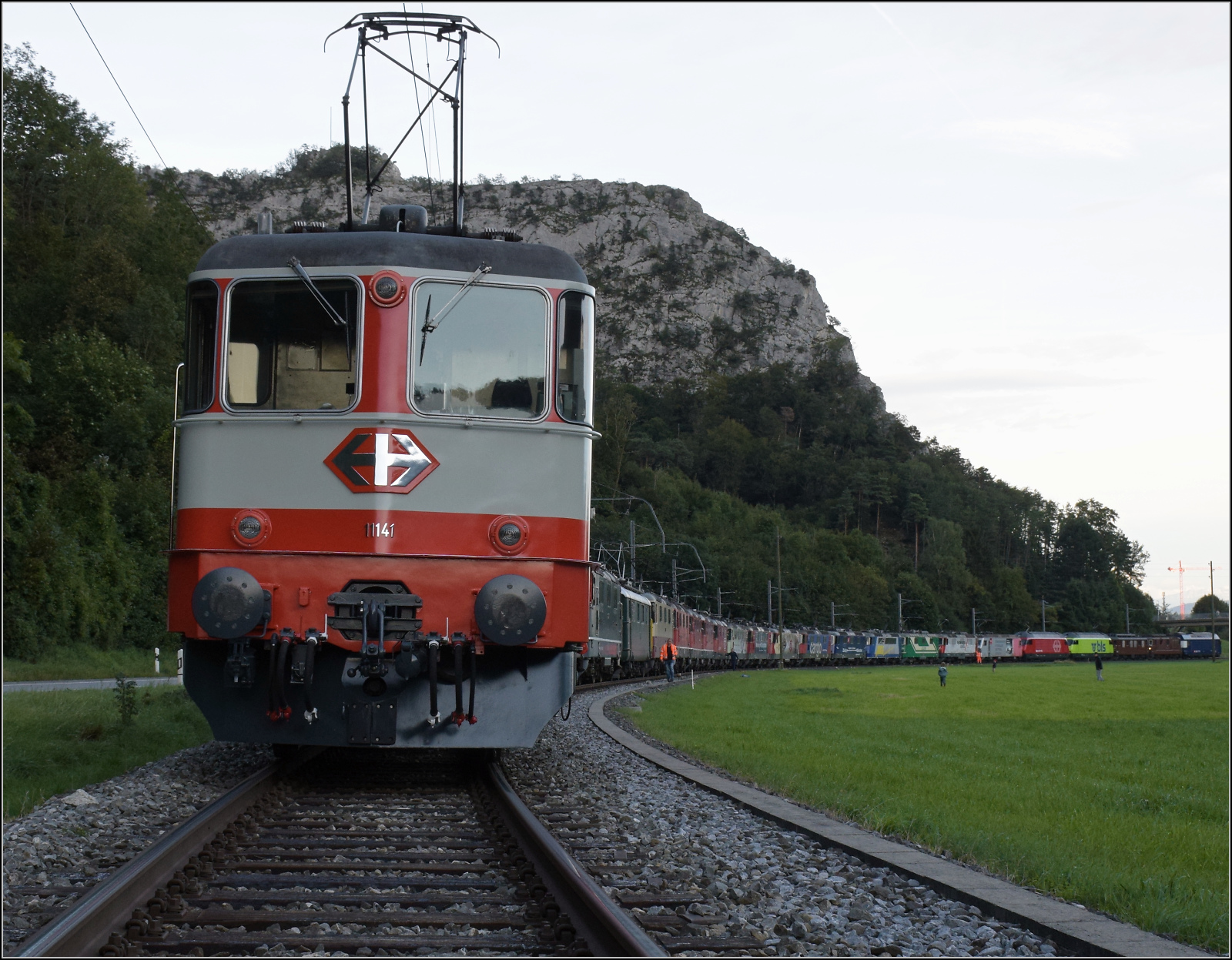 Grosses BoBo-Treffen in Balsthal: 60 Jahre Re 4/4 II in der Schweiz. 

Von vorne nach hinten sind im Zug in der usseren Klus zusammengestellt: Re 4/4 II 11141 (Swiss Express), 11173 (grn im Auslieferungszustand), 11335 (grn), 11161 (grn), Re 4/4 I 10039 (grn), Re 4/4 II 11393 (TEE), Re 4/4 III 11350 (rot), Re 4/4 II 11193 (rot), Re 4/4 11130 (rot), 11230 (Lion), 11257 (Entsorgung), 11252 (Wartung mit Durchblick), 11251 (175 Jahre Schweizer Bahnen), 11160 (Cargo), 11379 (Zrich-Mnchen), 11117 (WRS 502), 11142 (MBC 506), 11119 (Rhomberg-Sersa 503), Re 456 095 (SOB), Re 460 058 (SBB), Re 465 011 (BLS), Ae 4/4 251 (BLS), Re 4/4 183 (BLS) und Re 450 012 (S-Bahn).

Oensingen, September 2024.