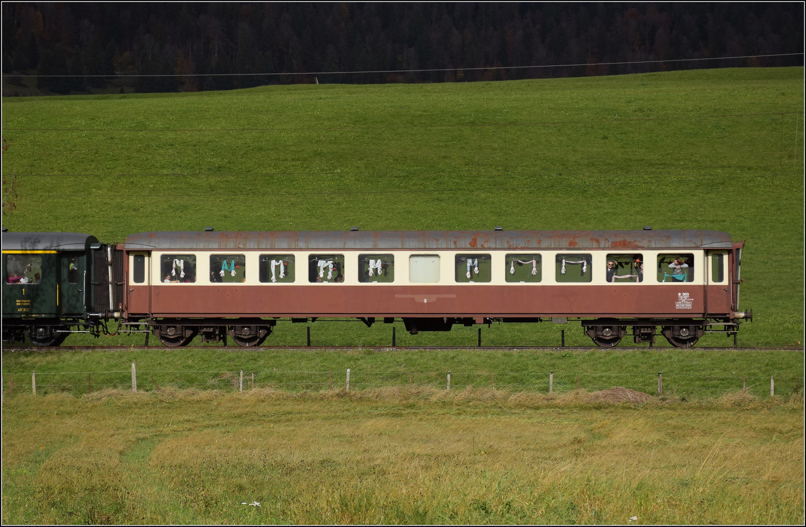 Gruseln zwischen Asphalt und Absinth. 

B 303 von VVT kurz vor der Ankunft in Les Verrires. Oktober 2025.
